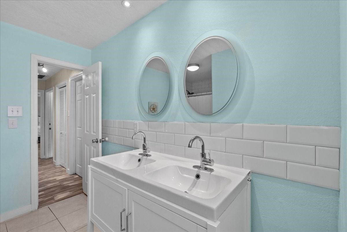 218 BARRACUDA Street, Bayou Vista, TX 77563 Upstairs secondary restroom