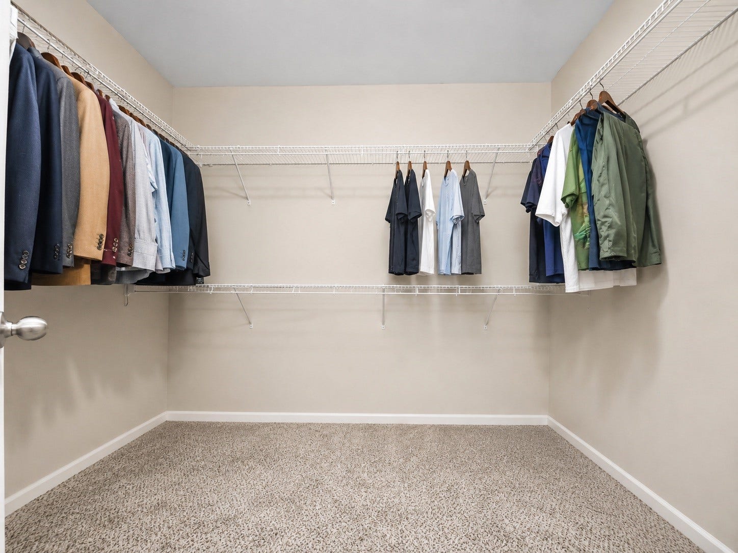 419 Turquoise Trade Drive, La Marque, TX 77568 The Primary Suite features a huge walk-in closet that must be seen in person to be truly appreciated.