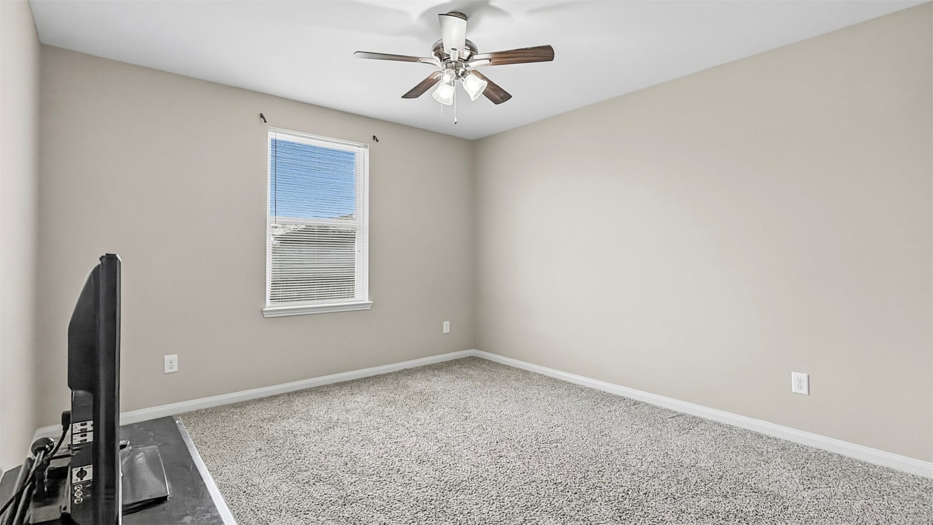 419 Turquoise Trade Drive, La Marque, TX 77568 Make your way down the upstairs hallway, turn right and continue straight to access Bedroom 3 (middle bedroom upstairs).
