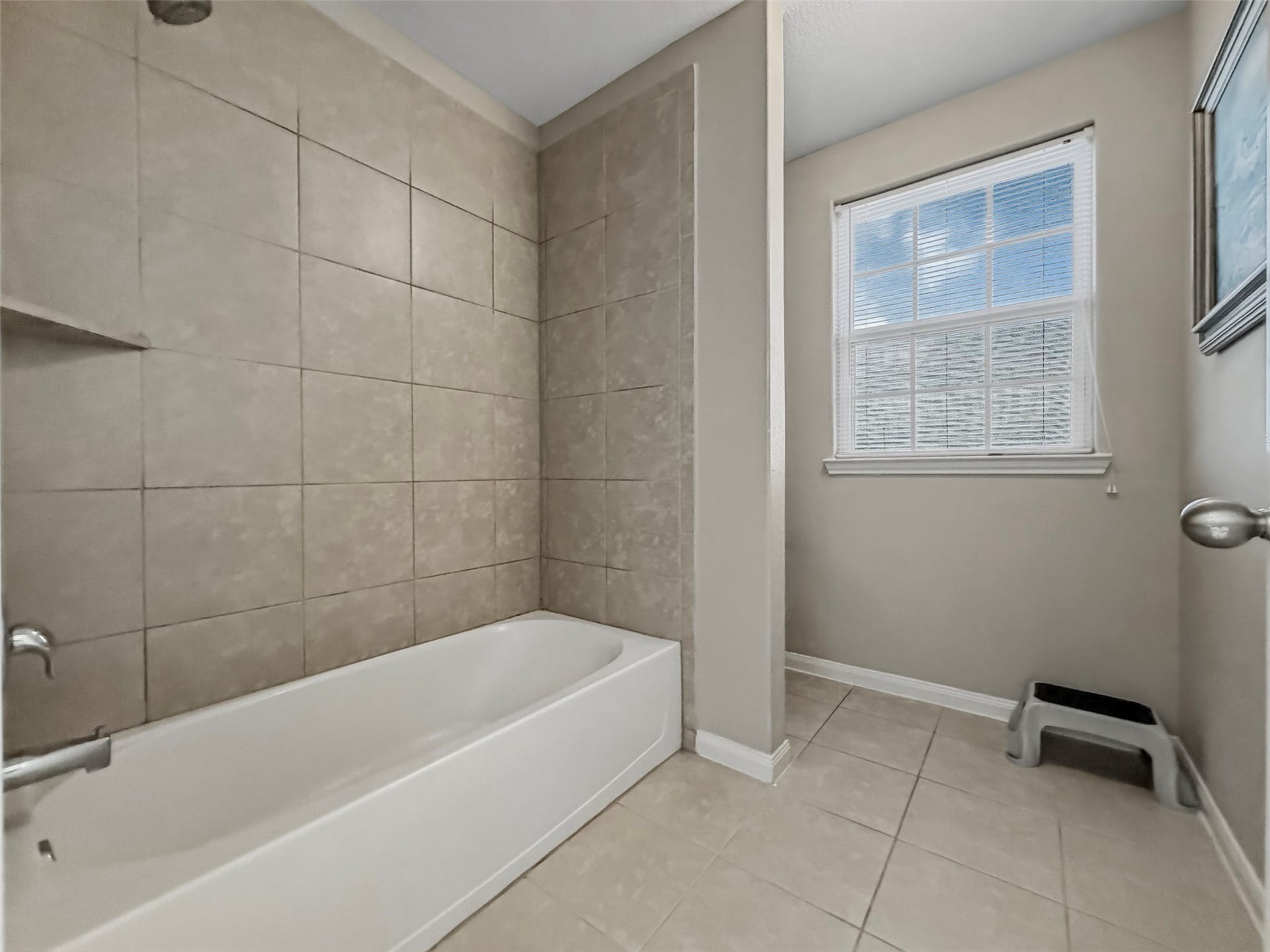 419 Turquoise Trade Drive, La Marque, TX 77568 Tub/shower combo in the secondary full bathroom.