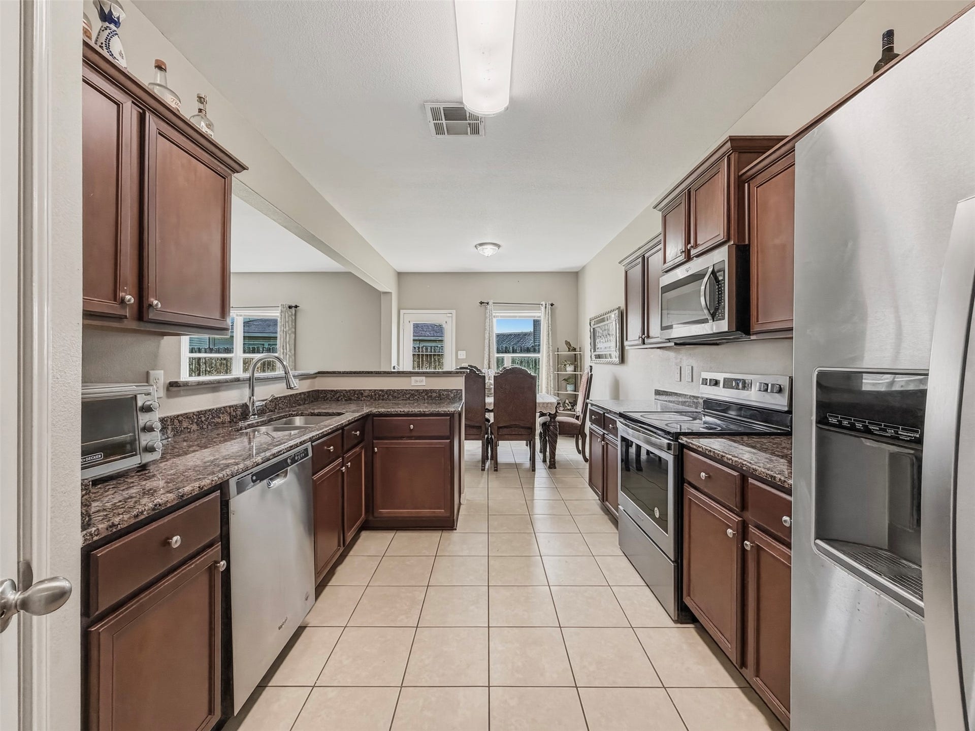 419 Turquoise Trade Drive, La Marque, TX 77568 Granite Countertops, Stainless Steel appliances, and a nice amount of cabinet space in the Kitchen.