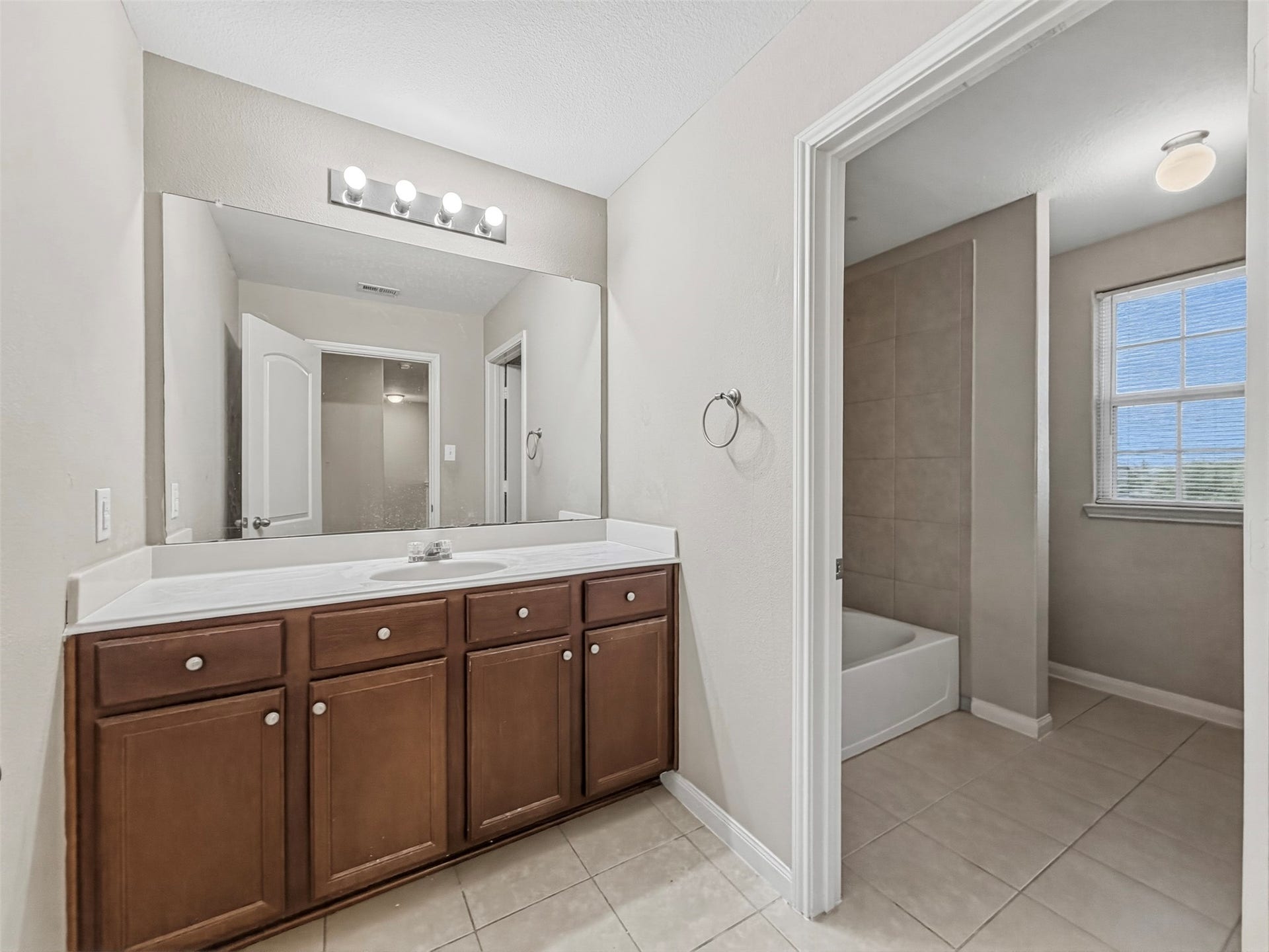 419 Turquoise Trade Drive, La Marque, TX 77568 Full Bathroom upstairs, located to the right of Bedroom 2.