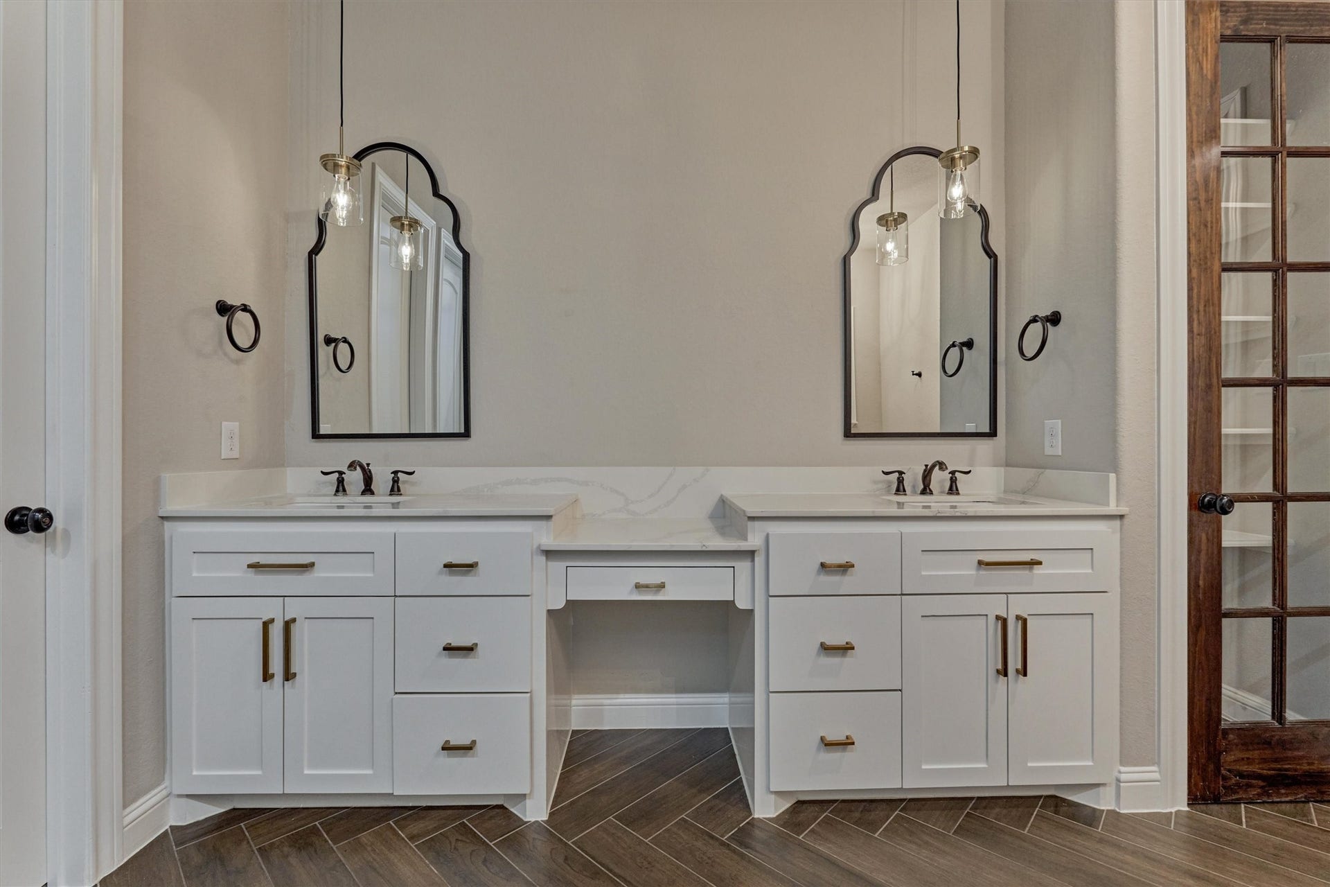 11618 Renaissance Drive, Montgomery, TX 77356 Double sinks with plenty of storage.