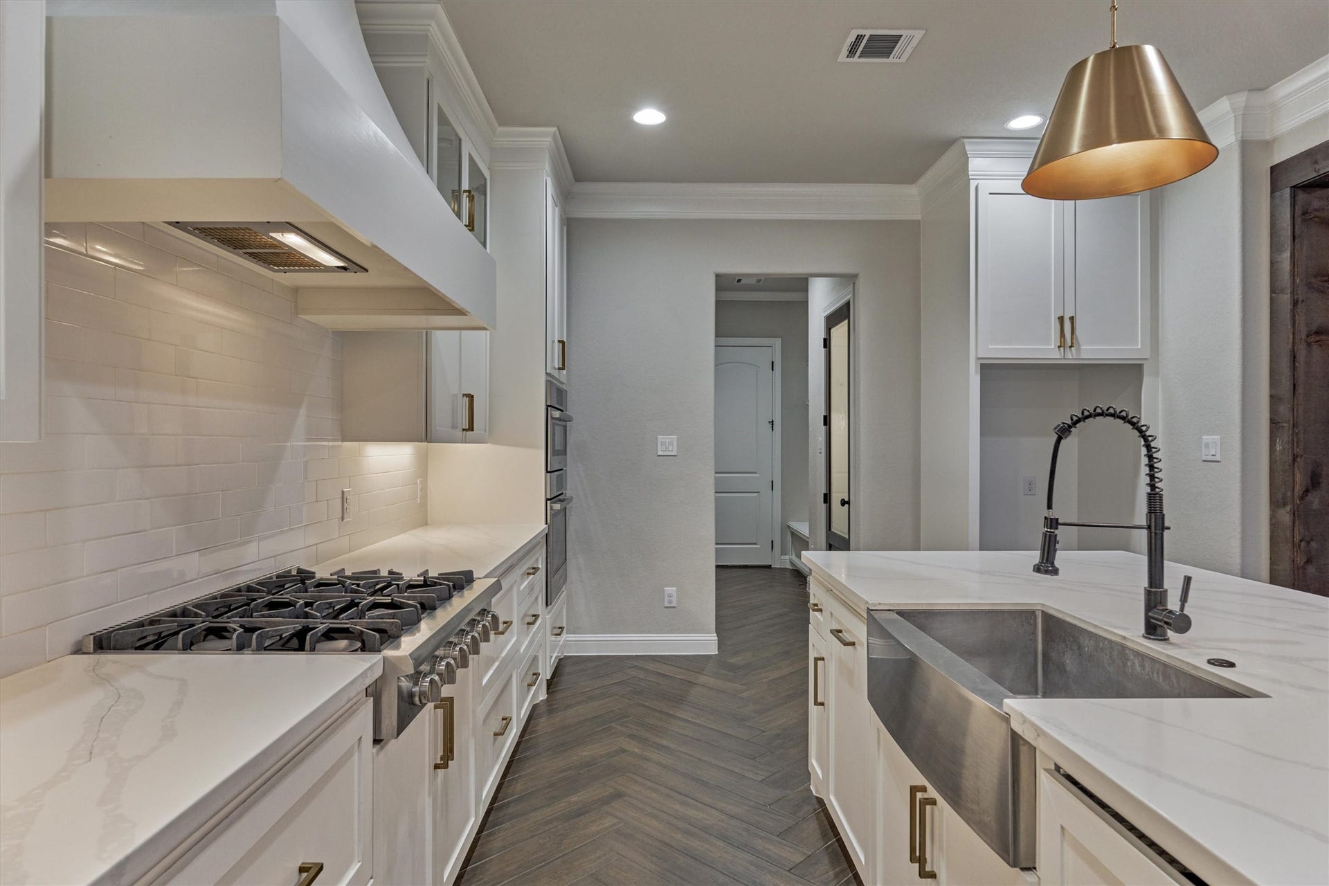 11618 Renaissance Drive, Montgomery, TX 77356 Gas cooktop, stainless steel sink and quartz coutnertops.