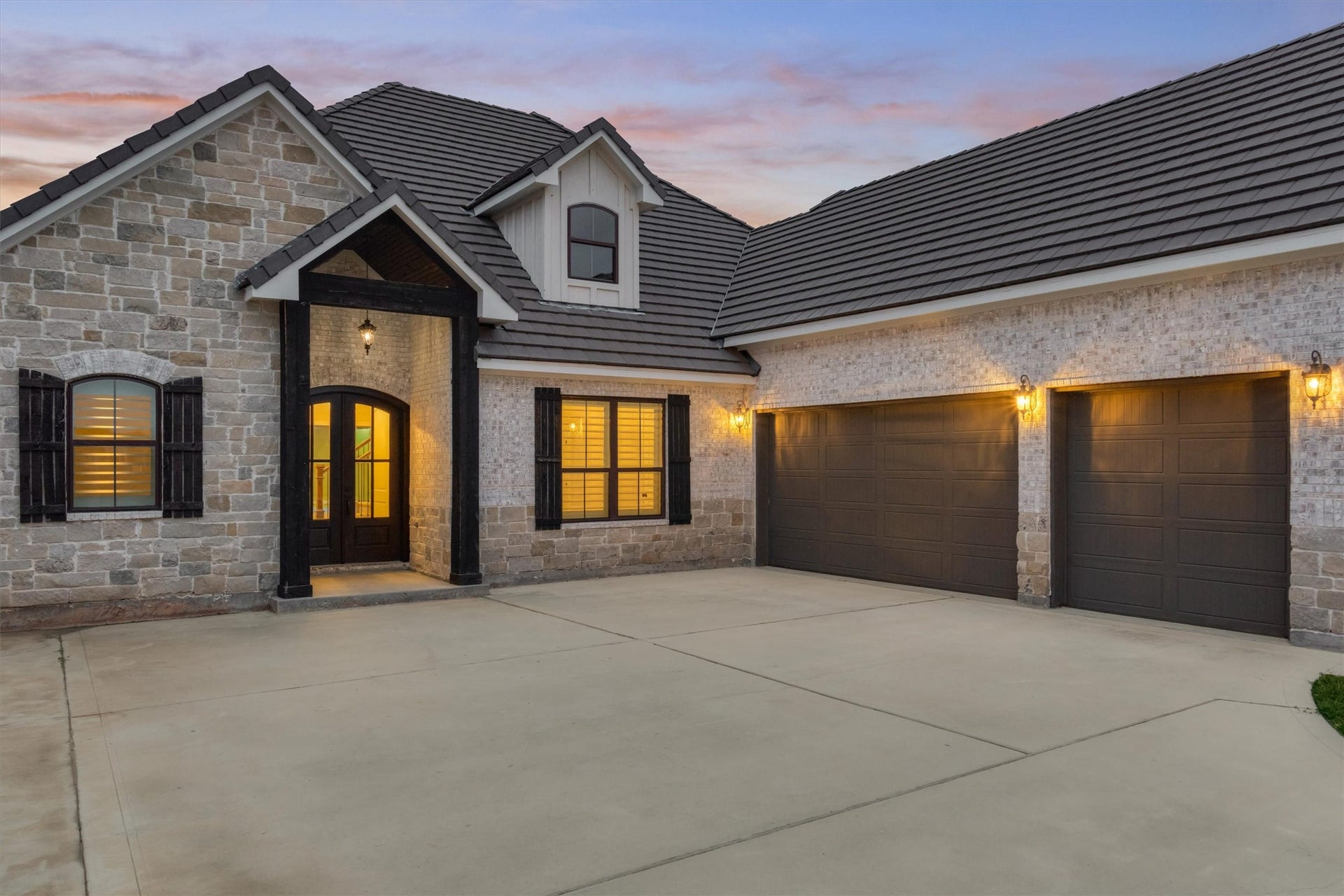 11618 Renaissance Drive, Montgomery, TX 77356 Driveway with plenty of parking and three car garage.