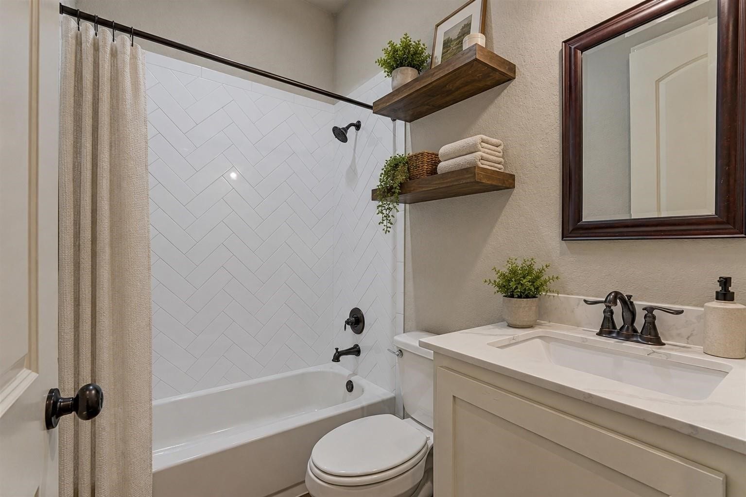 11618 Renaissance Drive, Montgomery, TX 77356 Full hall bath.