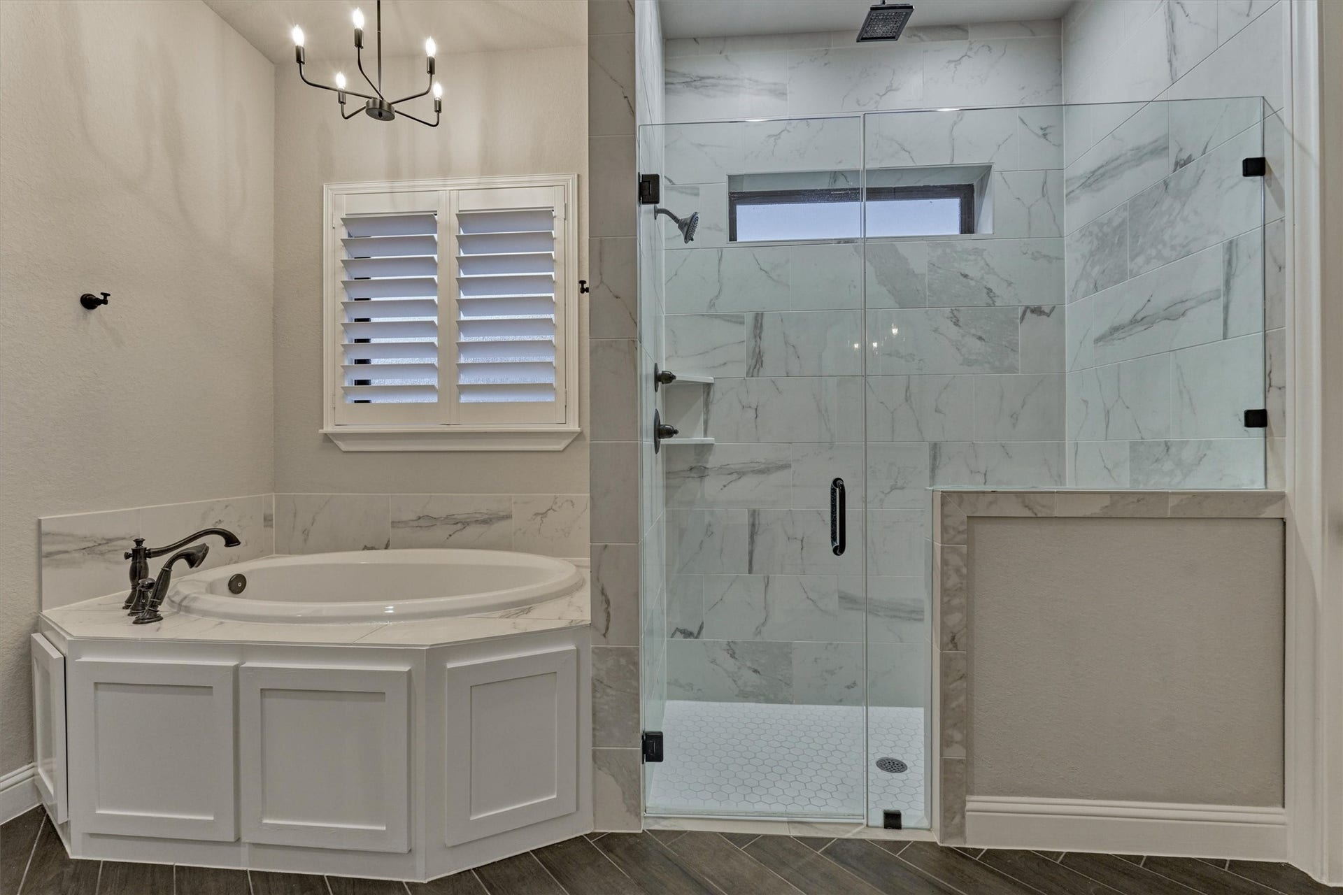 11618 Renaissance Drive, Montgomery, TX 77356 Soaking tub and separate shower.