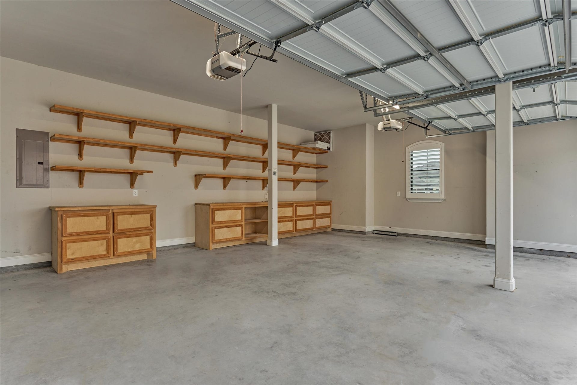 11618 Renaissance Drive, Montgomery, TX 77356 Three car garage with built-ins.