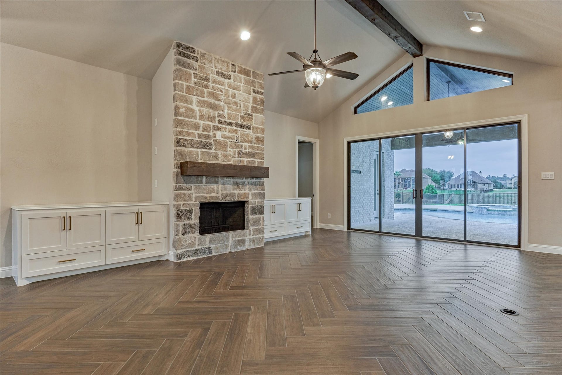 11618 Renaissance Drive, Montgomery, TX 77356 Large living room with vaulted ceiling and fireplace.