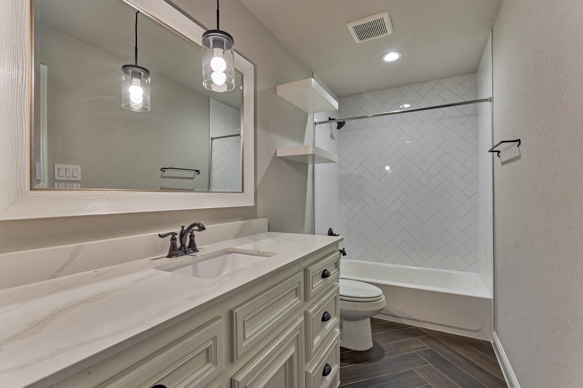 11618 Renaissance Drive, Montgomery, TX 77356 Second floor full bath.