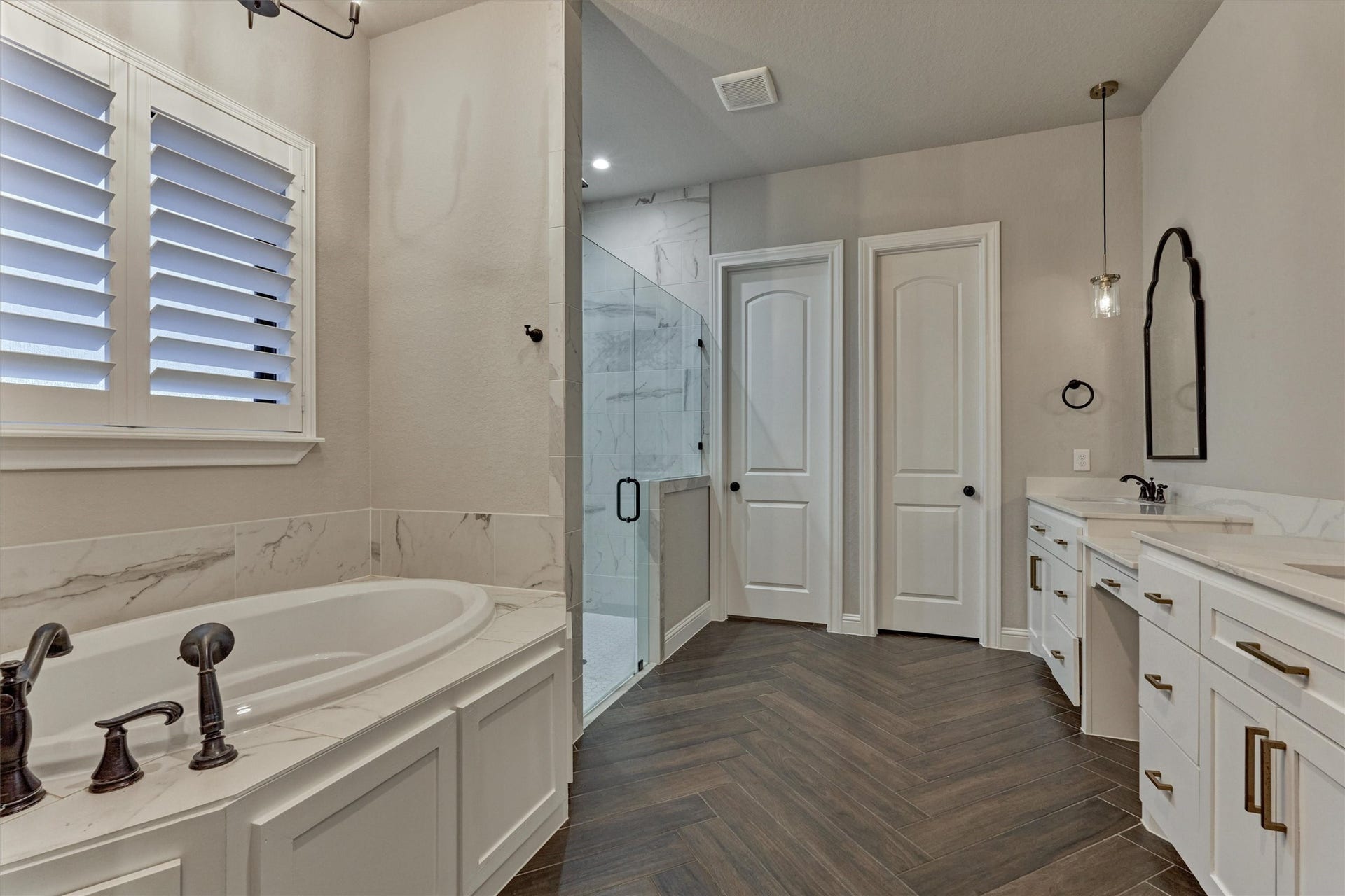 11618 Renaissance Drive, Montgomery, TX 77356 Large primary bath with closet beyond.