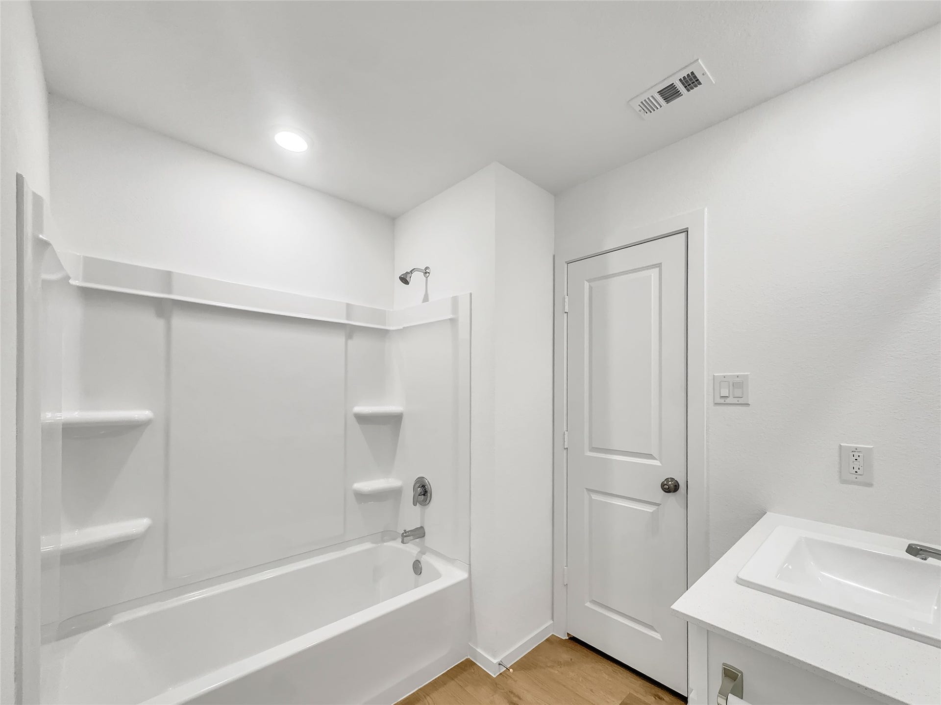 3041 Highbank Drive, Katy, TX 77493 Full hall bath with tub/shower combo
