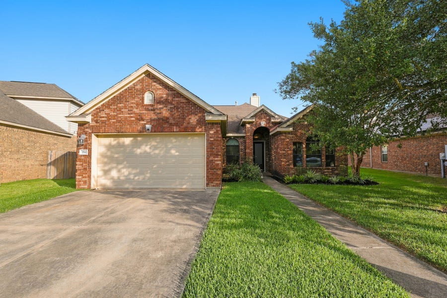 Property photo for 293 W Bend Drive, League City, TX