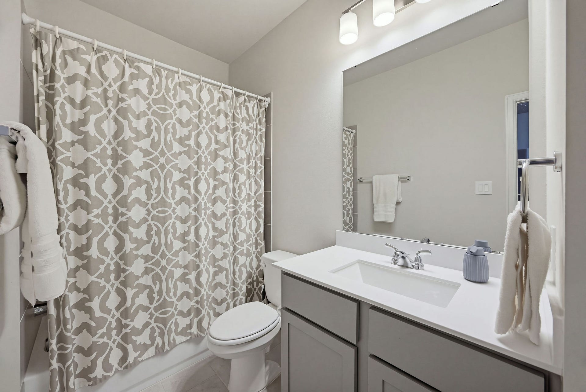 9710 Keeper Drive, Missouri City, TX 77459 En-suite bath for the secondary bedroom