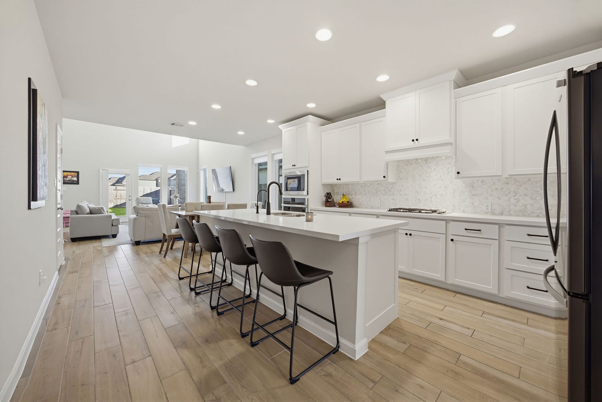 9710 Keeper Drive, Missouri City, TX 77459 Large kitchen island ideal for entertainment