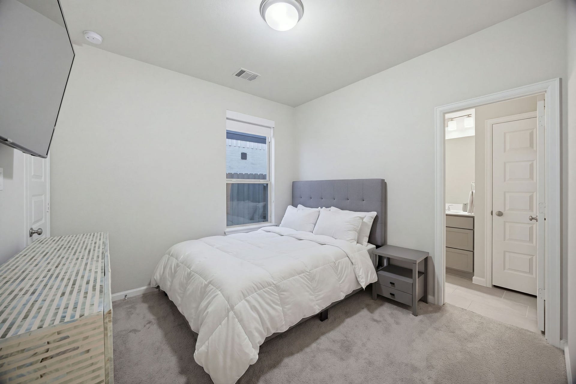 9710 Keeper Drive, Missouri City, TX 77459 Secondary bedroom with en-suite bathroom on the first floor