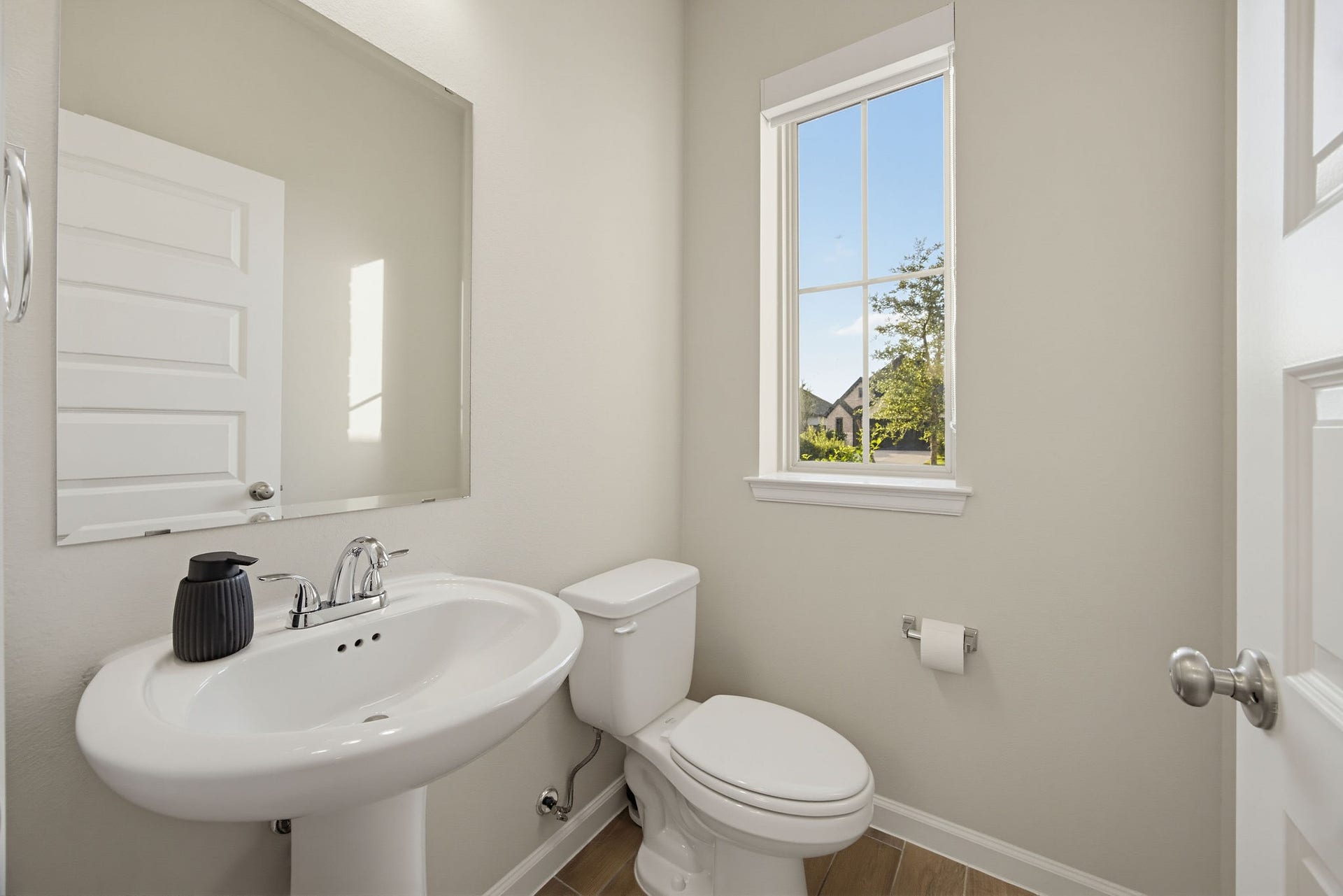 9710 Keeper Drive, Missouri City, TX 77459 Powder bathroom conveniently located next to the main entrance