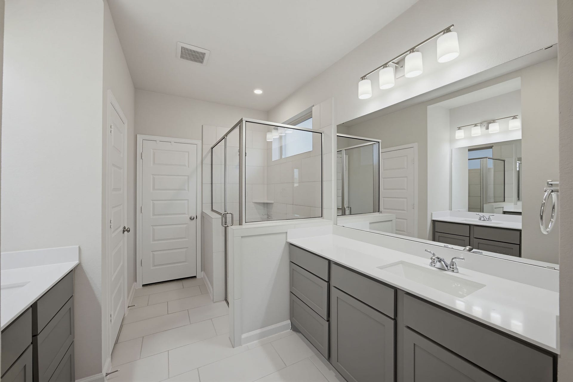 9710 Keeper Drive, Missouri City, TX 77459 En-suite primary bath with large tub and walk-in shower