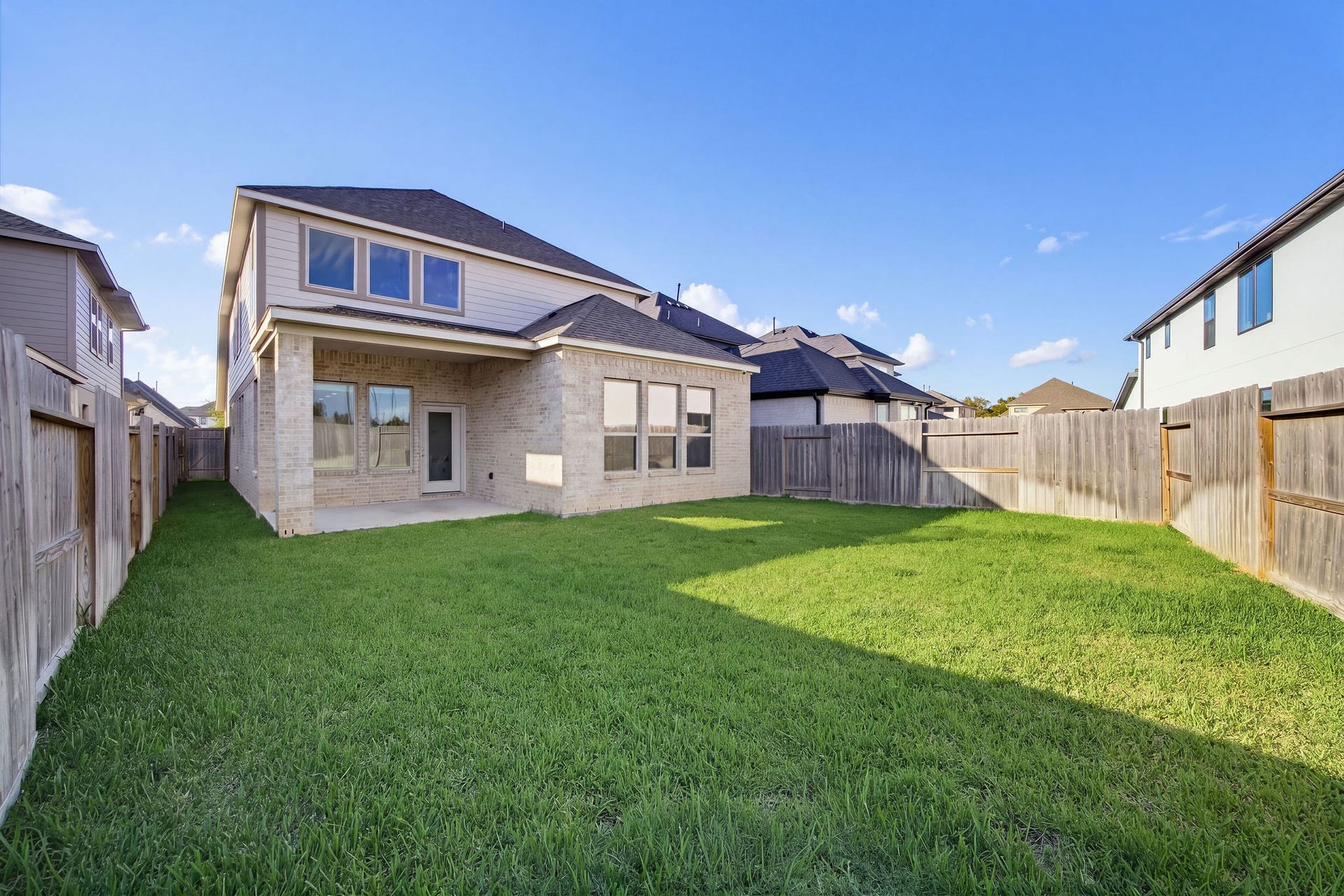 9710 Keeper Drive, Missouri City, TX 77459 Huge backyard Ideal for entertainment and summer bbqs!