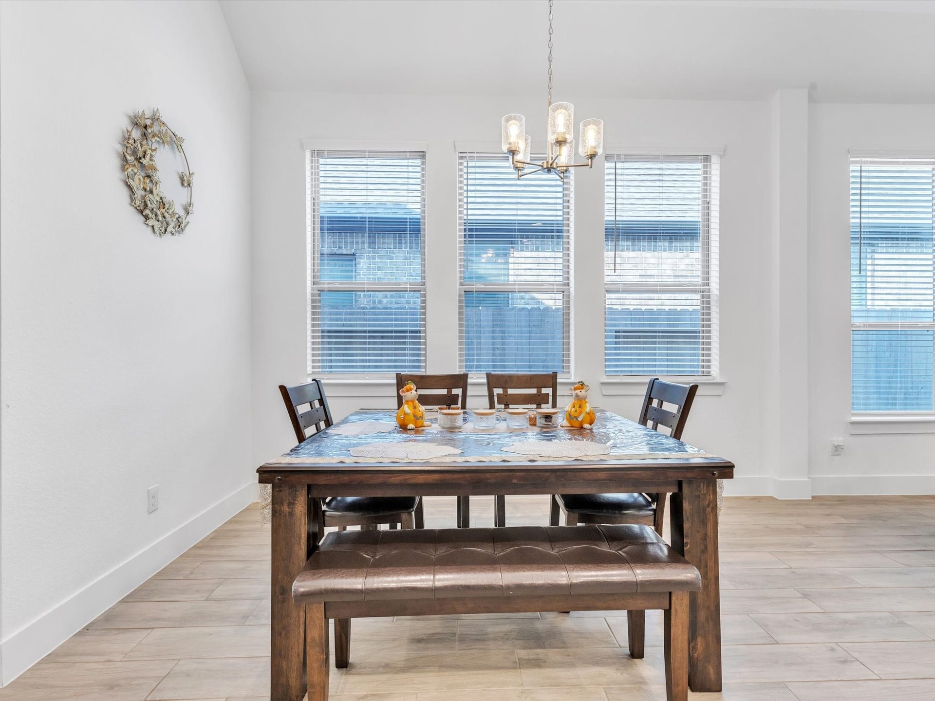 10718 Hidden Rock Drive, Missouri City, TX 77459 The spacious breakfast area sits just off the kitchen, offering plenty of room for casual meals, entertaining and everyday gatherings in a bright, open setting.