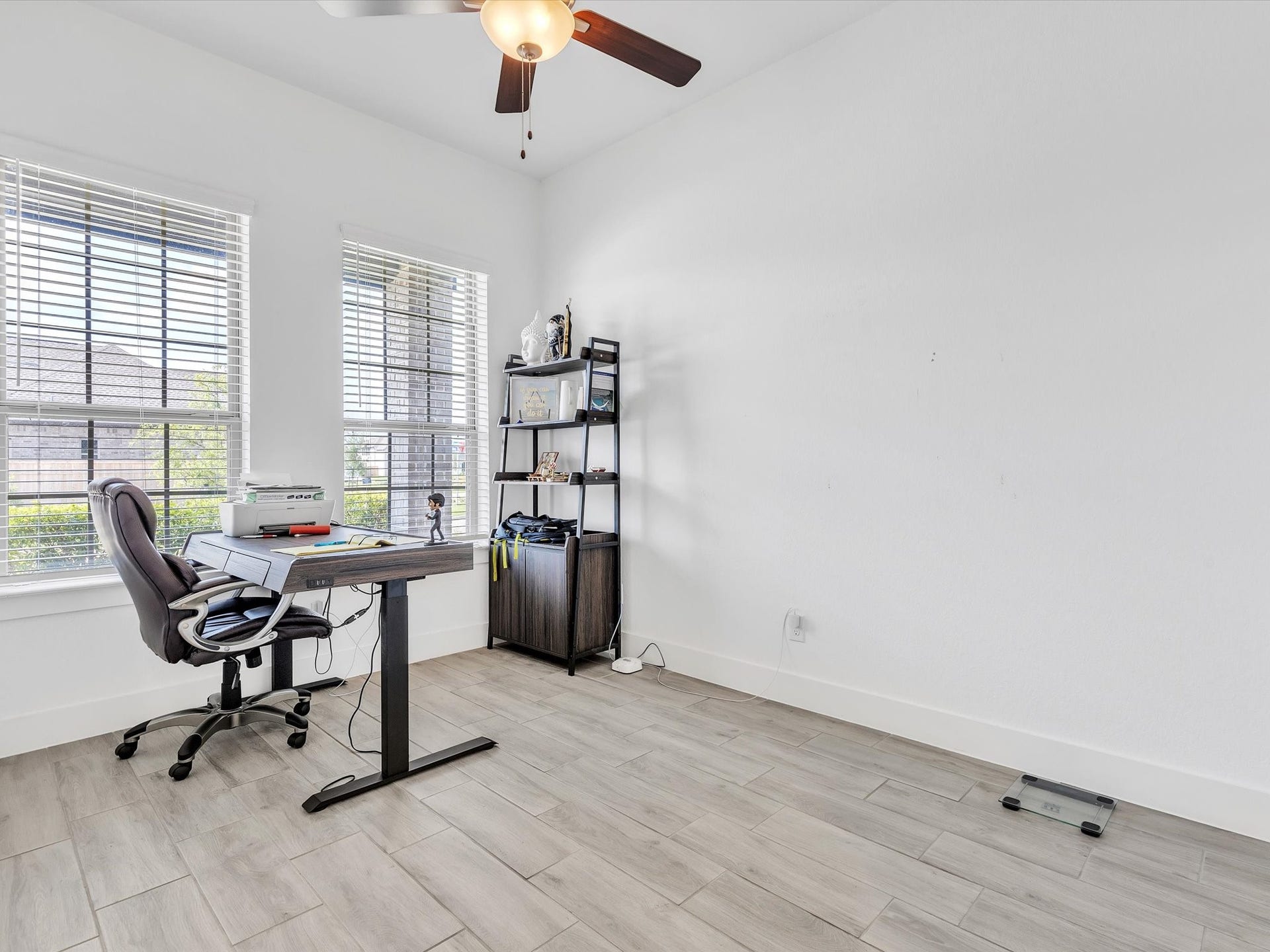 10718 Hidden Rock Drive, Missouri City, TX 77459 The dedicated first-floor study offers abundant natural light and a quiet, comfortable setting for working from home, studying or managing everyday life.