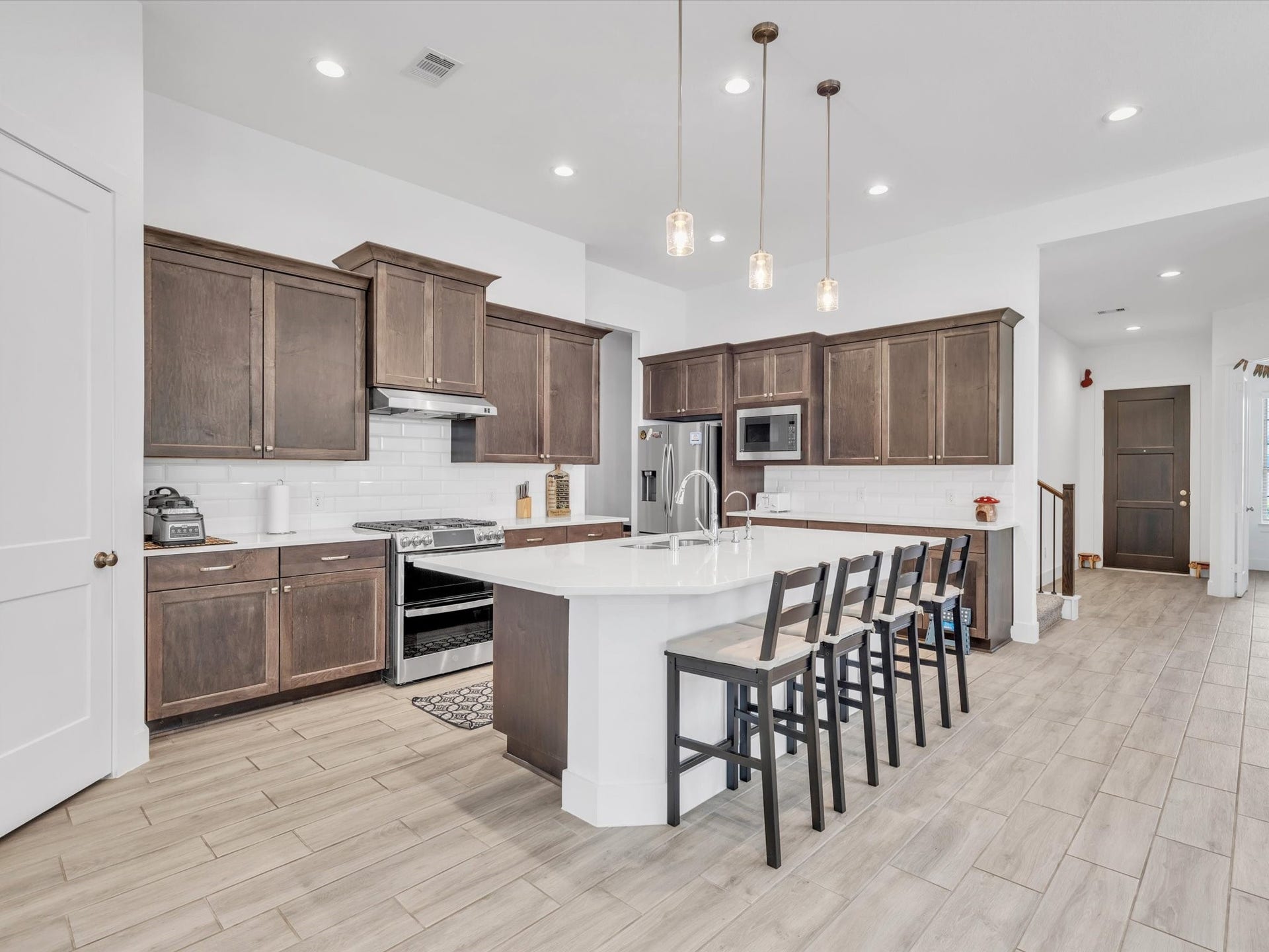 10718 Hidden Rock Drive, Missouri City, TX 77459 The open kitchen is built for both entertaining and everyday living with a large island, extensive cabinetry, generous counter space and seating for family and guests.