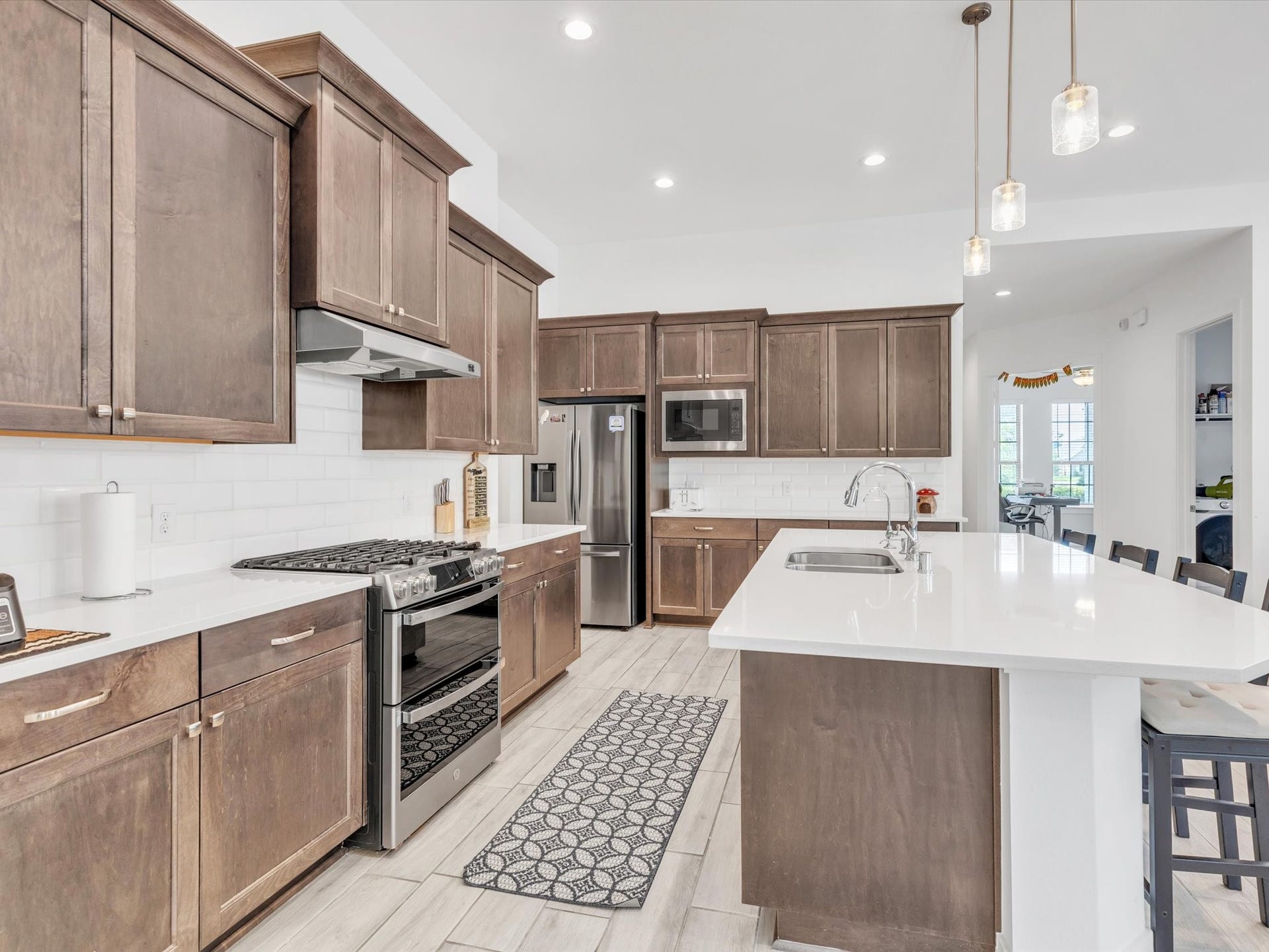 10718 Hidden Rock Drive, Missouri City, TX 77459 Beautiful quartz countertops, abundant cabinetry, stainless appliances and a gas range combine style and function in a kitchen designed to handle everything from weeknight meals to entertaining.