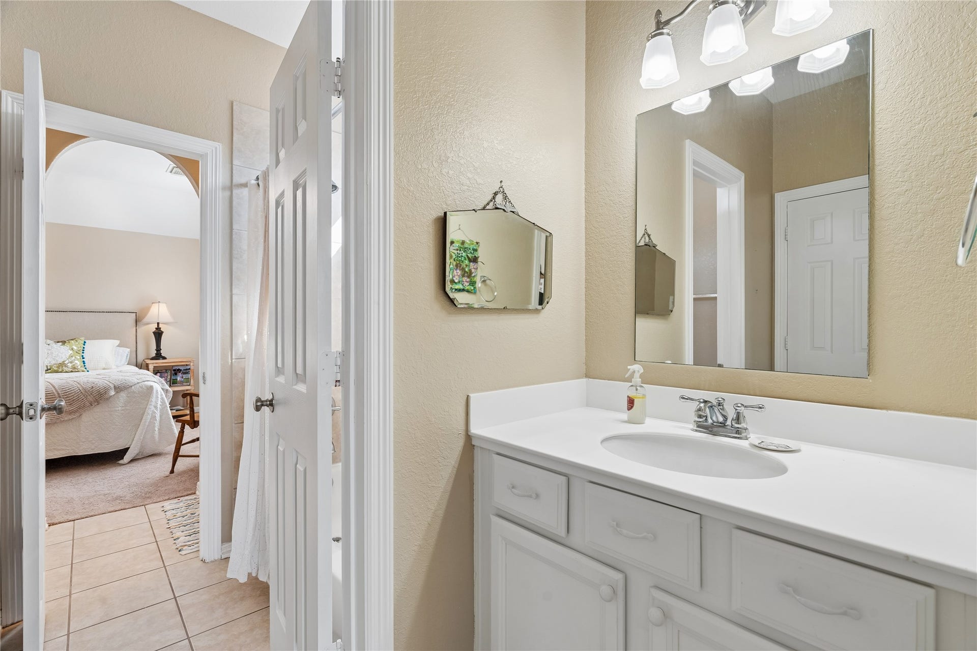 2805 Catalina Shores Drive, Pearland, TX 77584 Shared Bathroom with Separate Vanity Areas
