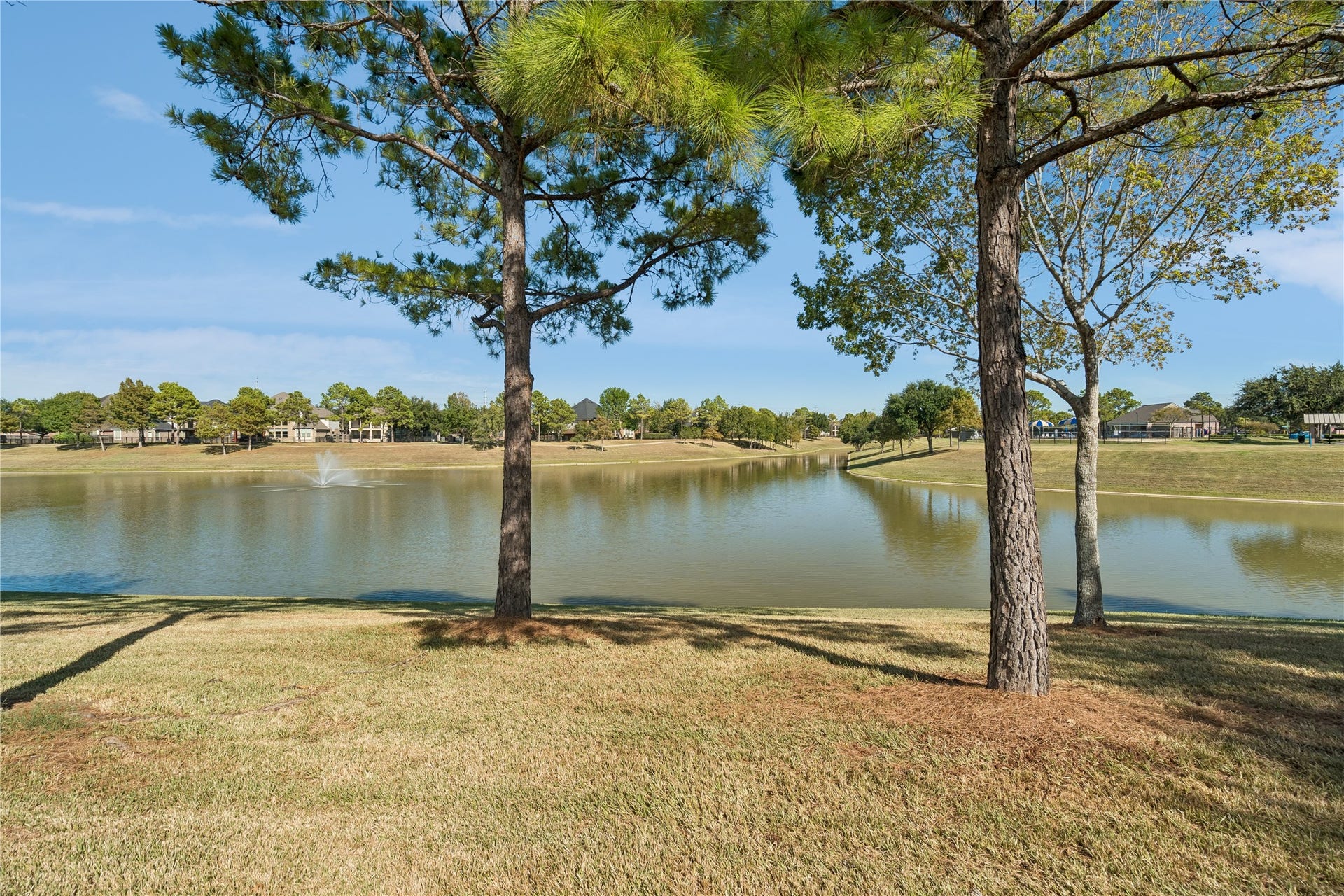 2805 Catalina Shores Drive, Pearland, TX 77584 Stunning Views of Lake Kelli