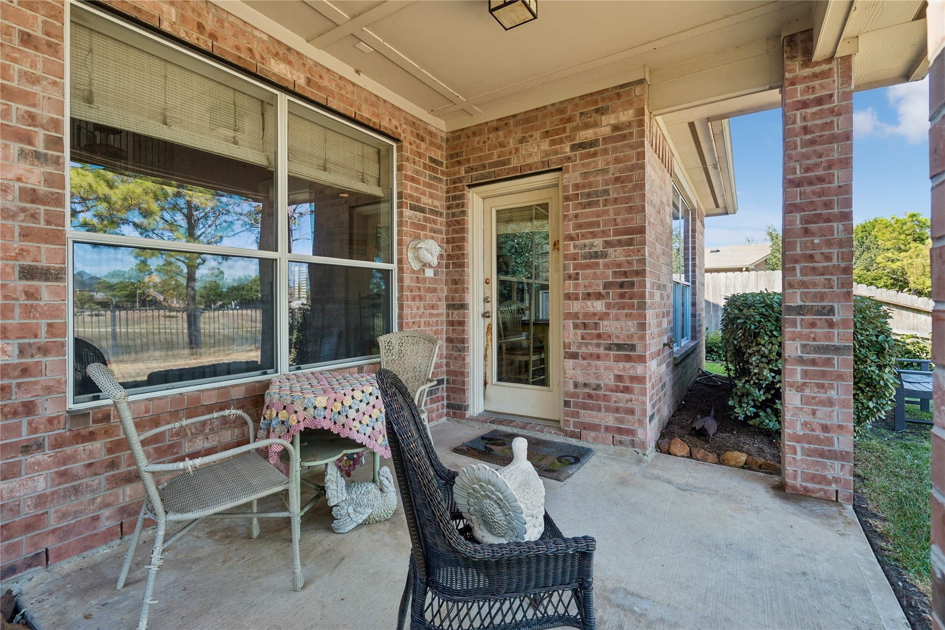 2805 Catalina Shores Drive, Pearland, TX 77584 Covered Patio with Lake View