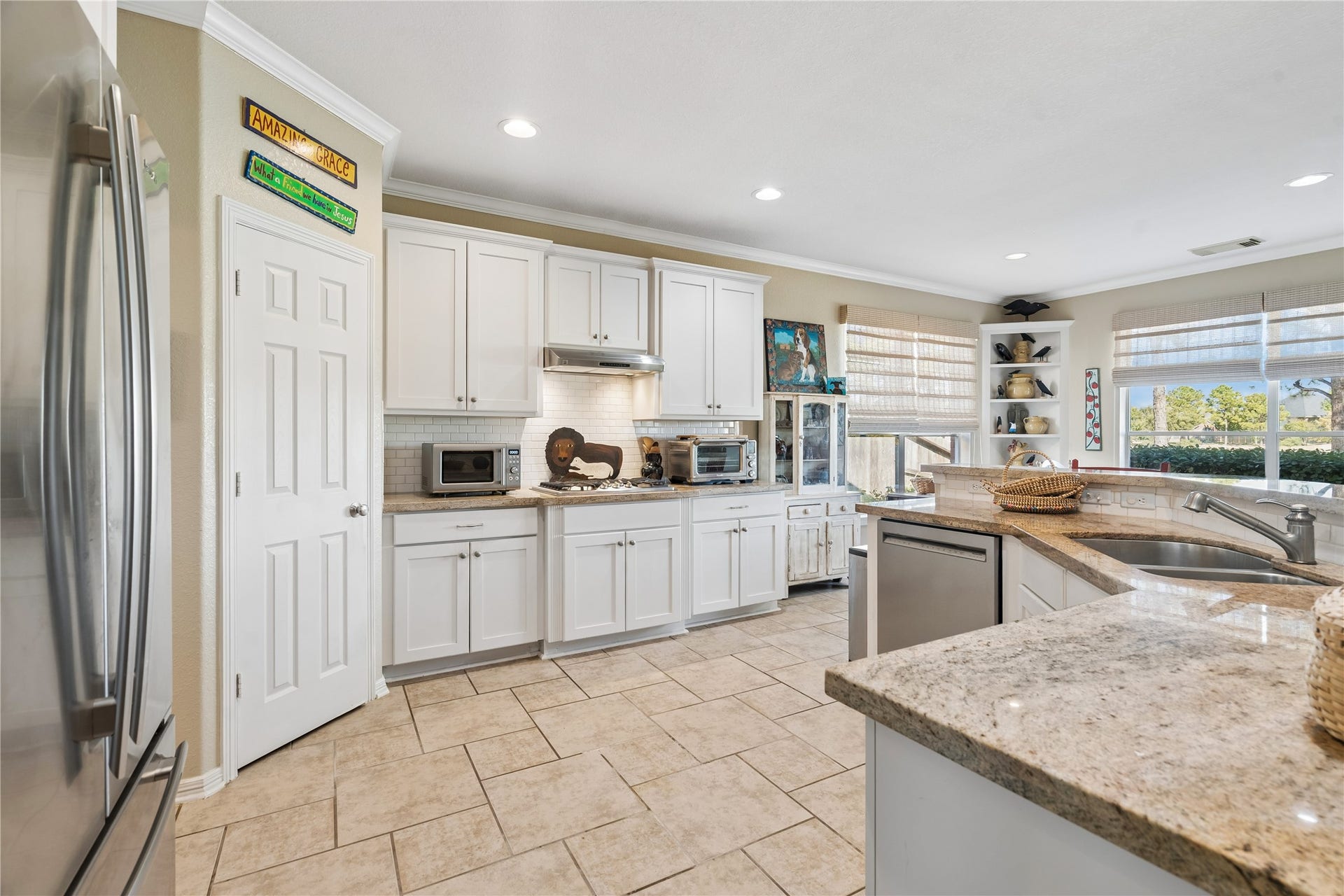 2805 Catalina Shores Drive, Pearland, TX 77584 Kitchen Open to Breakfast and Living Areas