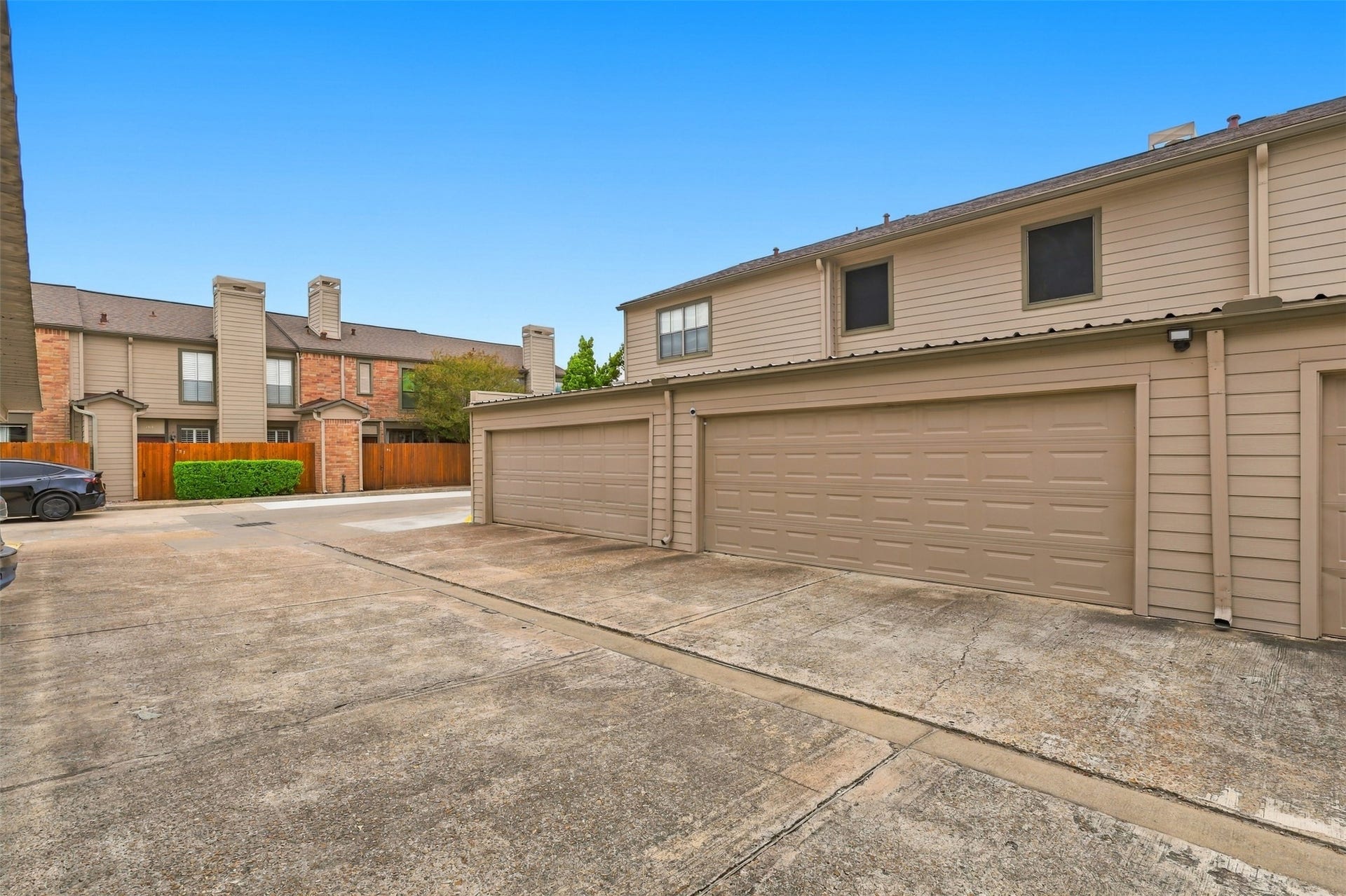 1201 Mcduffie Street, #212, Houston, TX 77019 Spacious two-car garage with a paved driveway offers ample parking and easy access to the home.