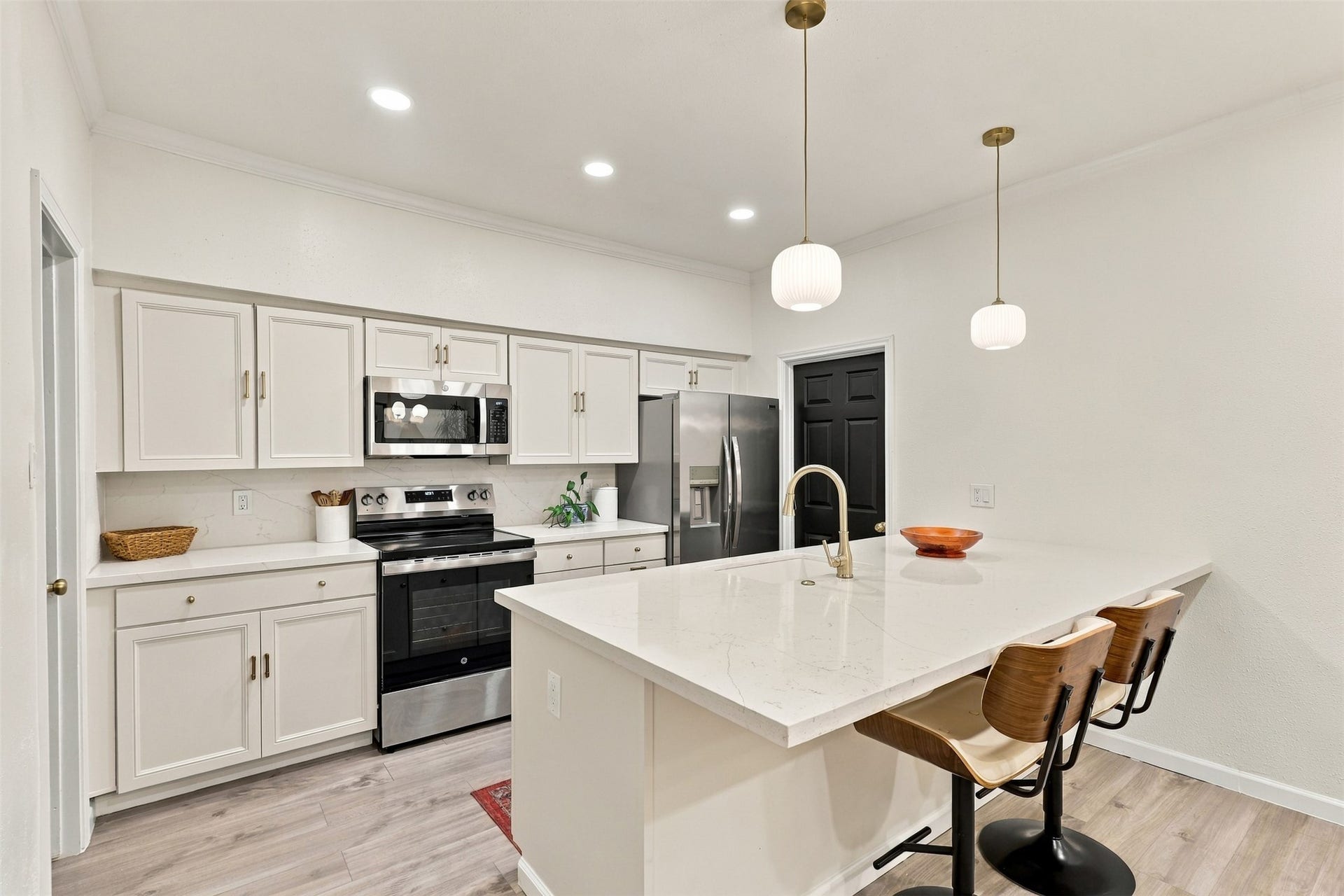 1201 Mcduffie Street, #212, Houston, TX 77019 The renovated kitchen centers on an expanded quartz island with seating for three to four.