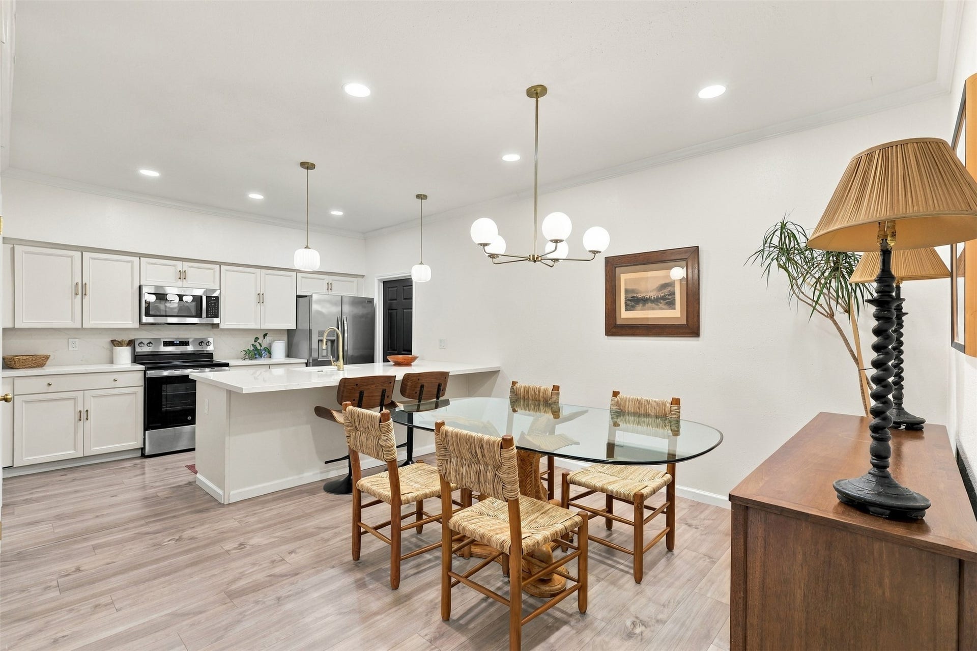 1201 Mcduffie Street, #212, Houston, TX 77019 The reconfigured main level lets conversation flow between the dining area, kitchen and living room.