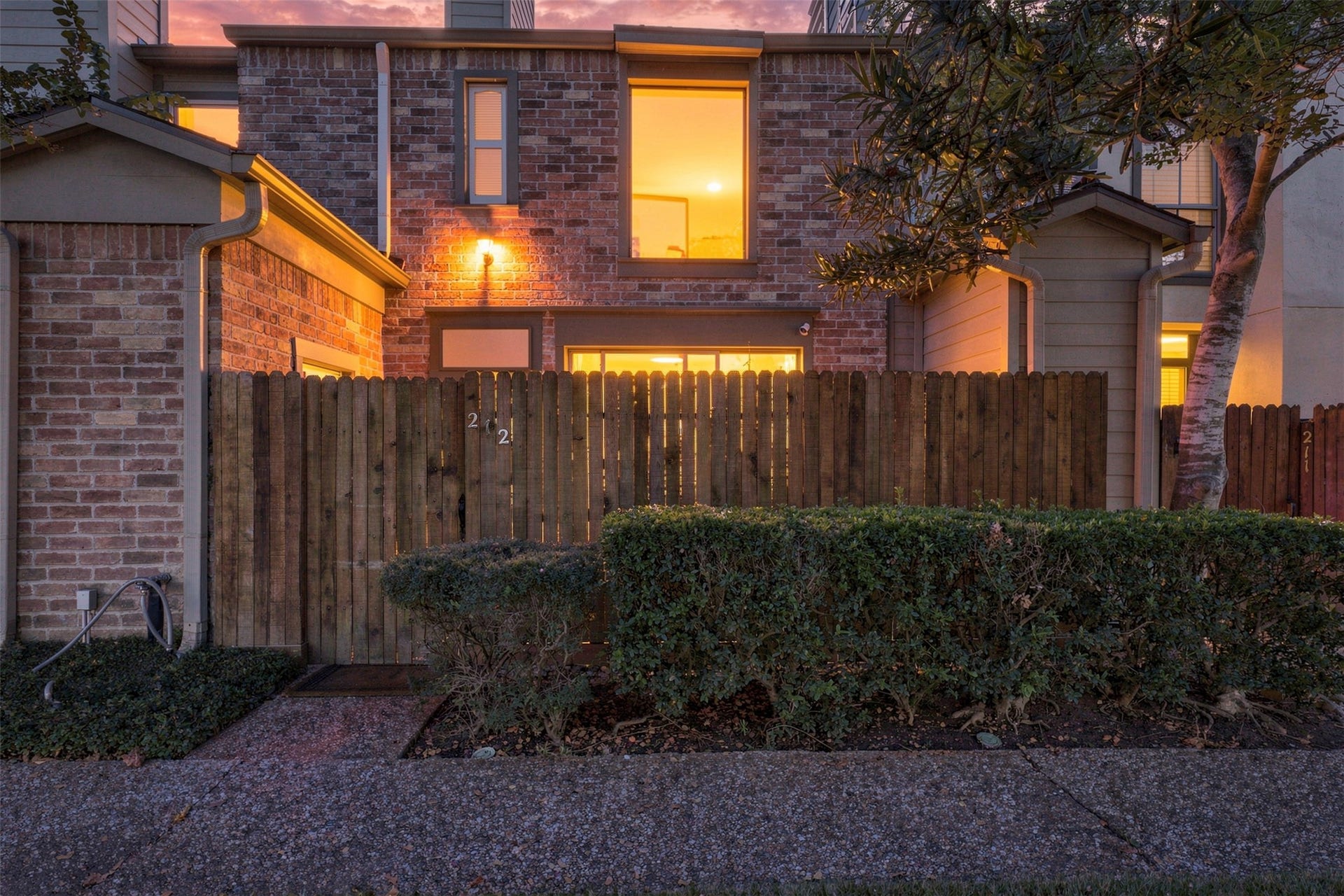 1201 Mcduffie Street, #212, Houston, TX 77019 At dusk, the brick exterior and enclosed courtyard introduce a peaceful retreat within River Oaks Place.