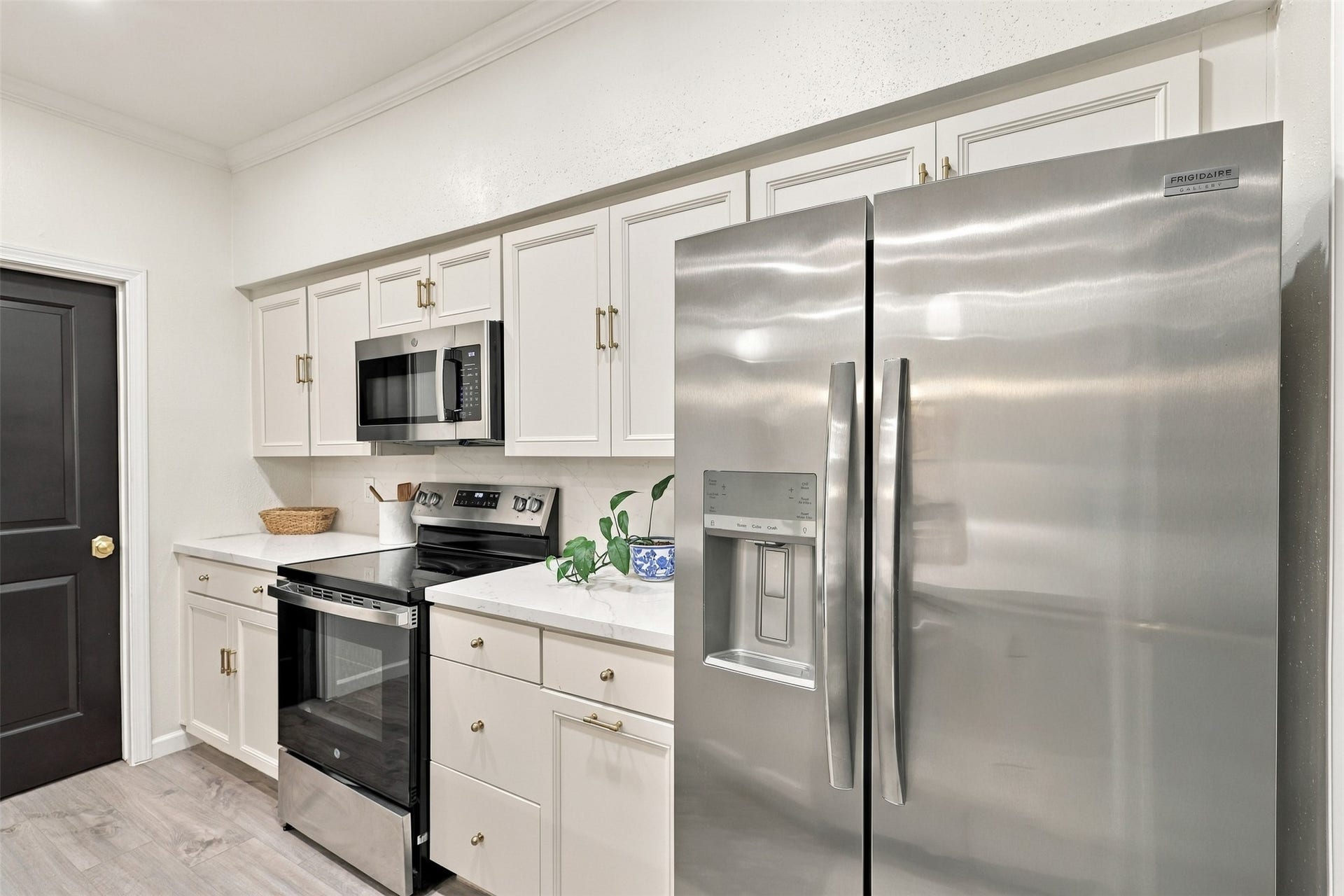 1201 Mcduffie Street, #212, Houston, TX 77019 Modern kitchen with sleek stainless steel appliances, crisp white cabinetry, and elegant countertops for a stylish cooking space.