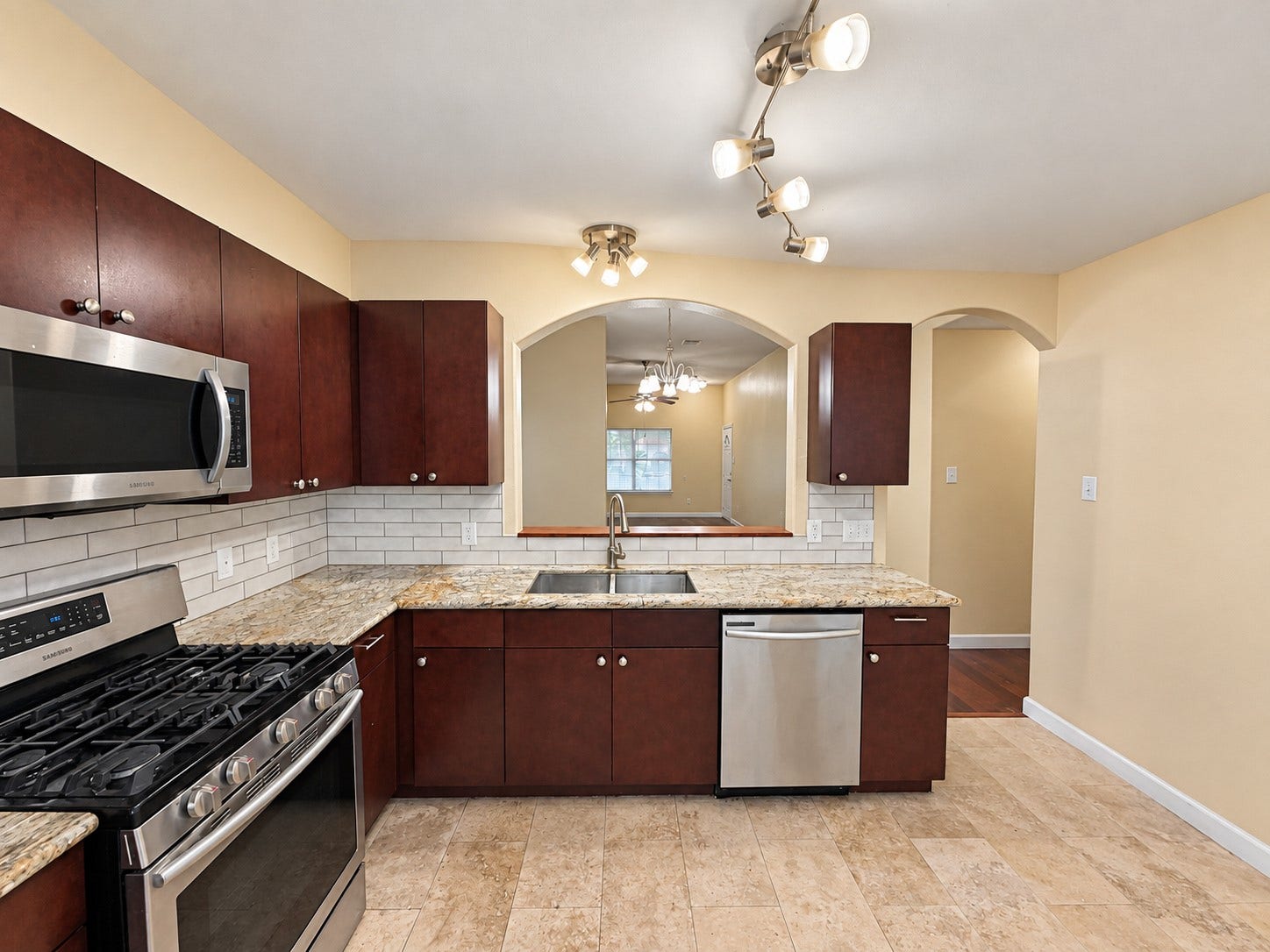 Gas range. Granite countertops