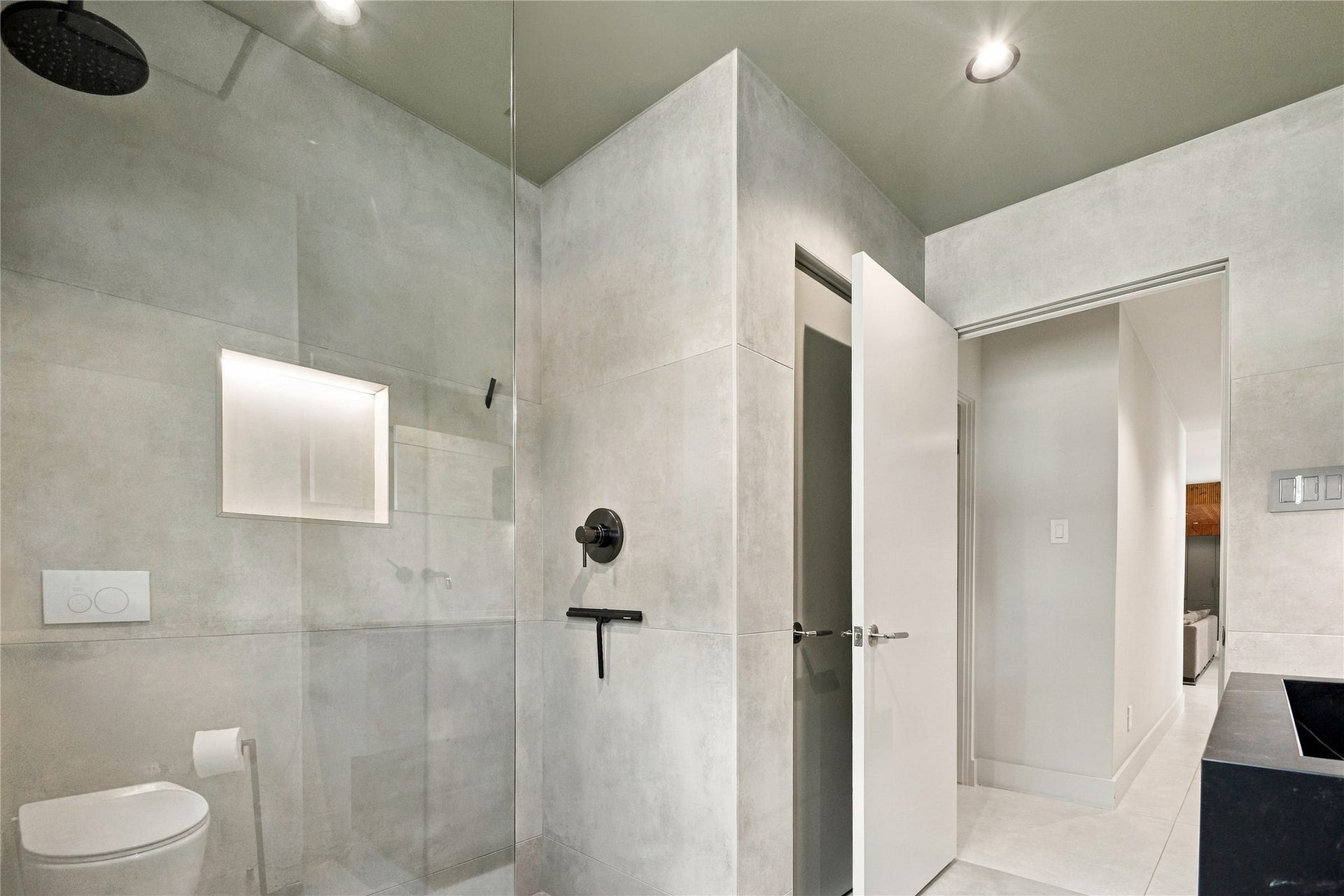 27273 Orth Lane, Oak Ridge North, TX 77385 1st floor guest bathroom