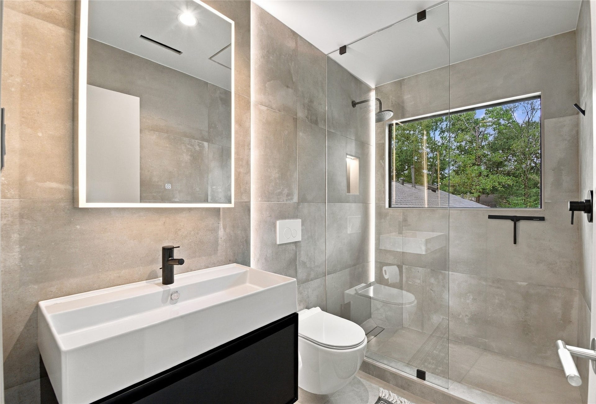 27273 Orth Lane, Oak Ridge North, TX 77385 upstairs bathroom