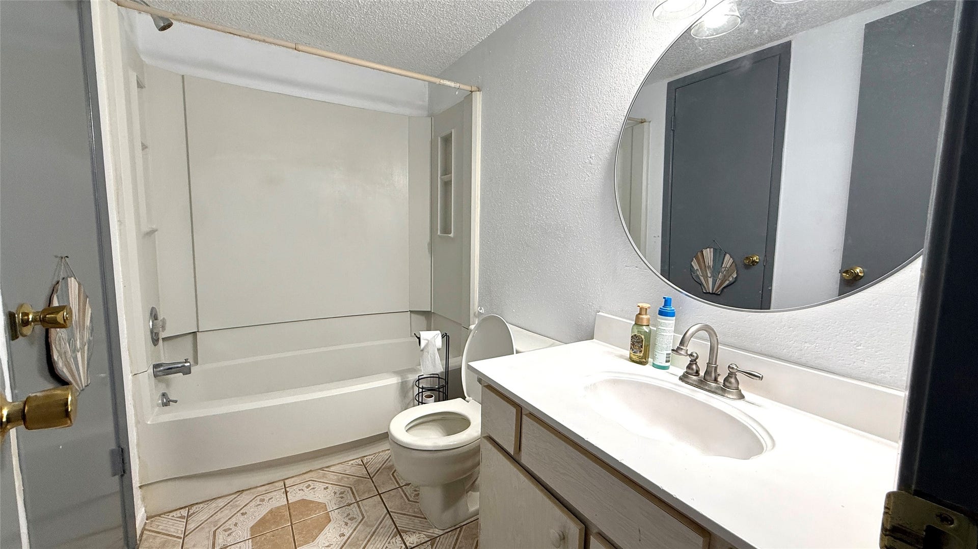 11889 Bobwhite Drive, #834, Houston, TX 77035 11889 Bobwhite Drive, #834, Houston, TX 77035