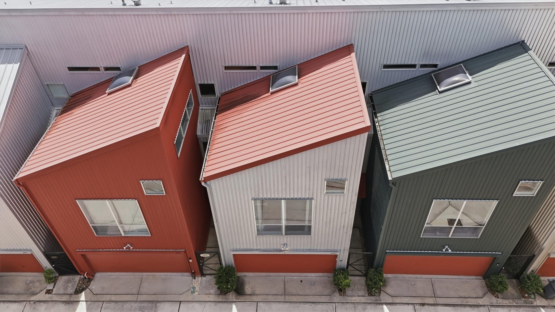 Always on the go? Do you love to travel? You'll love to come home to this townhouse with low-maintenance exterior.