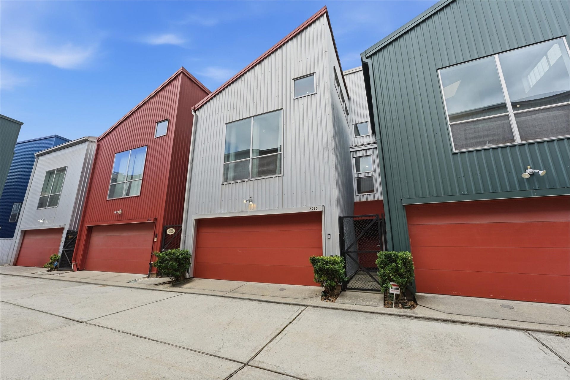 Updated three-story townhouse near Uof H and the Med Center.