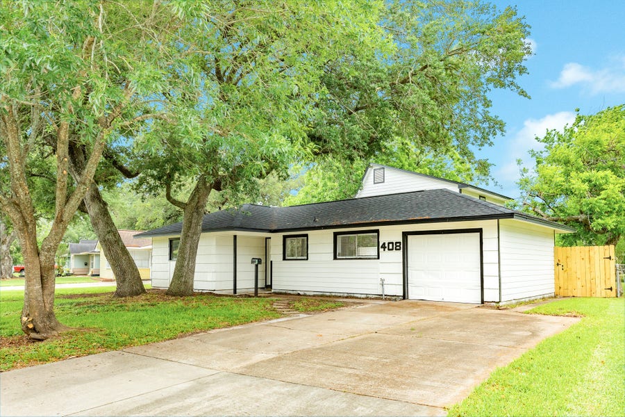 Property photo for 408 Gardenia Street, Lake Jackson, TX