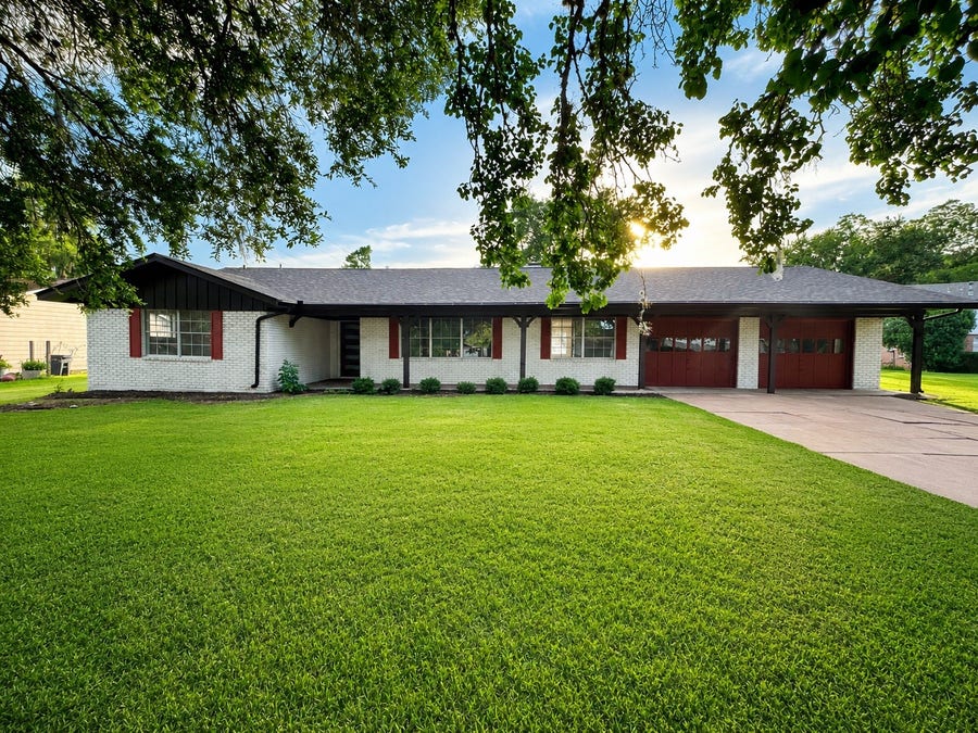 Property photo for 118 Clover Street, Lake Jackson, TX