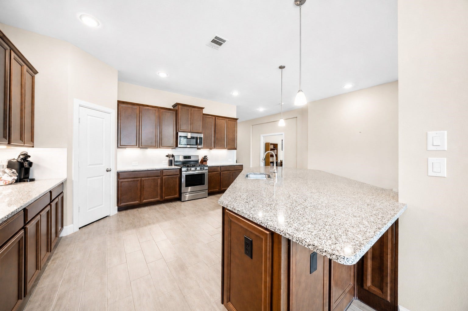 6922 Goldstrum Way, Katy, TX 77493 Stainless steel appliances, ample cabinetry, and abundant counter space make this kitchen as functional as it is stylish, perfect for the home chef.