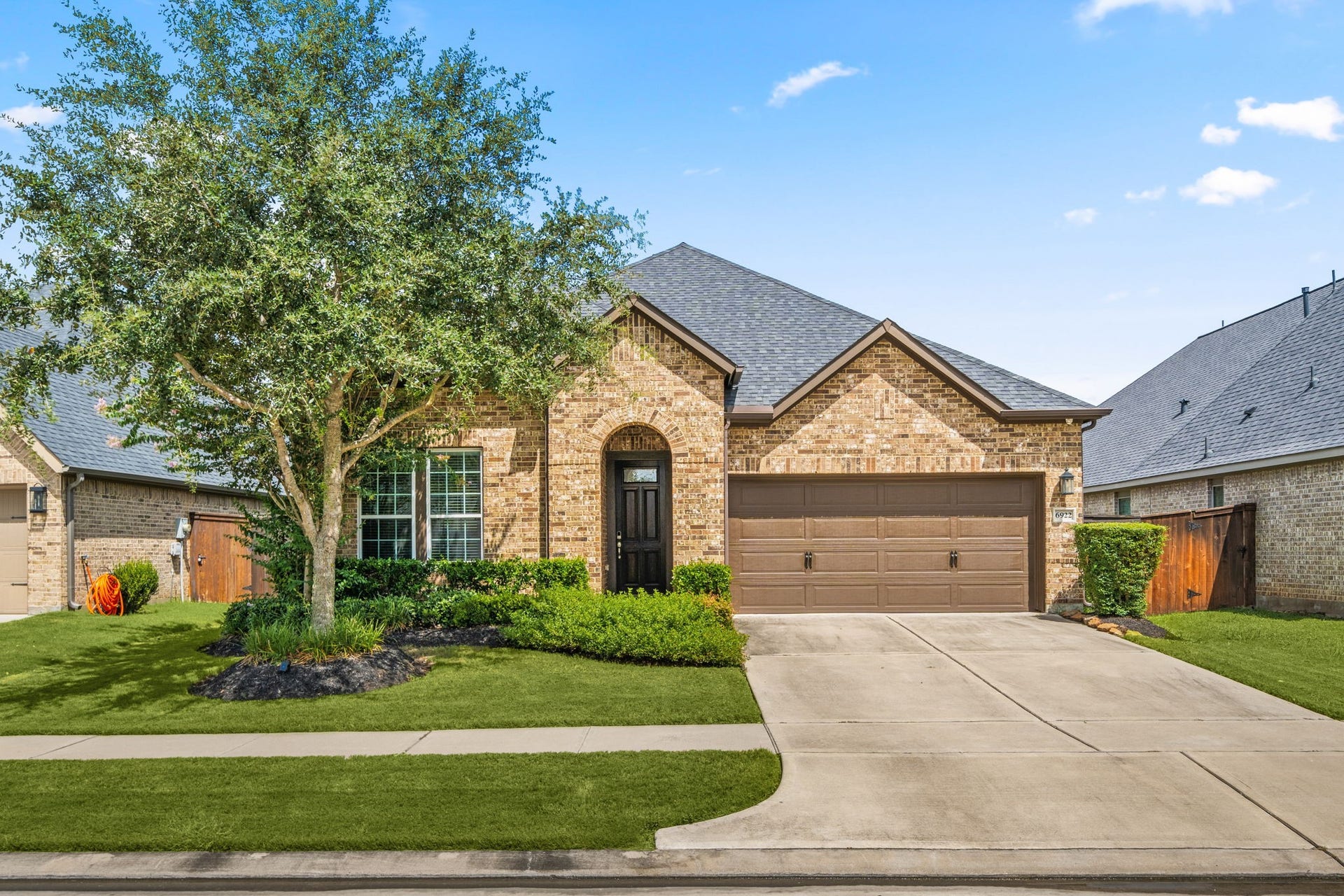 6922 Goldstrum Way, Katy, TX 77493 Welcome to 6922 Goldstrum Way, located in the sought-after community of Cane Island! This home offers a garage equipped with a 220V outlet for EV charging, an abundance of natural light throughout, a spacious kitchen, and a unique "Texas basement", attic storage conveniently accessible via a staircase from the garage.