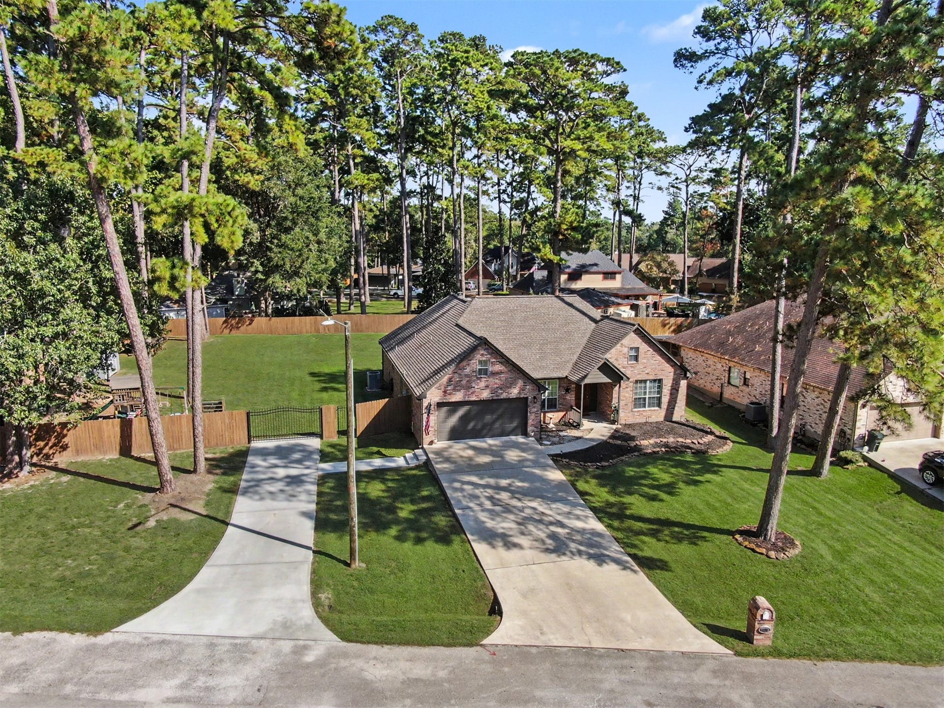 14010 Jamaica Circle, Willis, TX 77318 Double Driveway