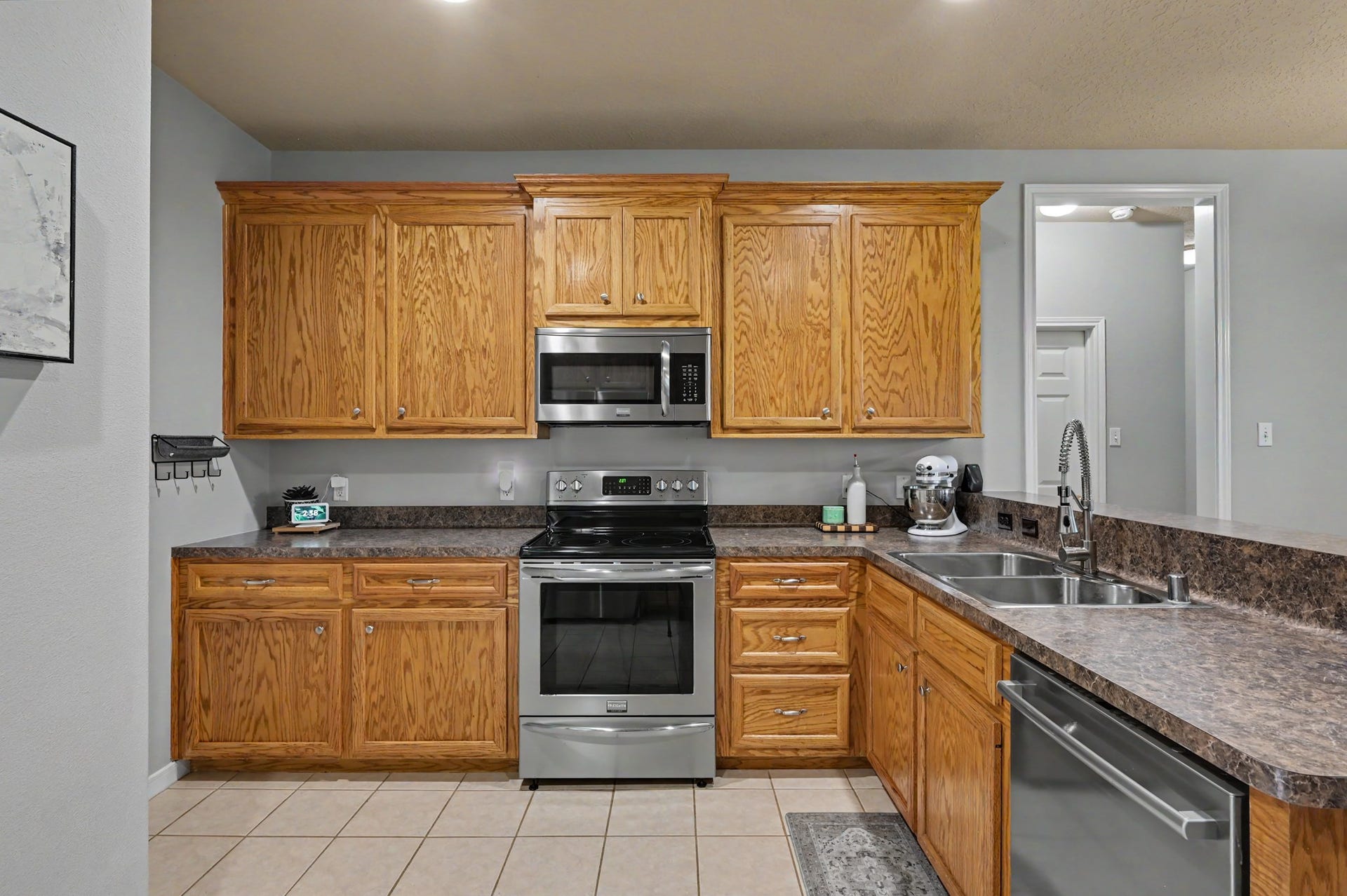 14010 Jamaica Circle, Willis, TX 77318 Stainless Appliances and hardwood cabinets