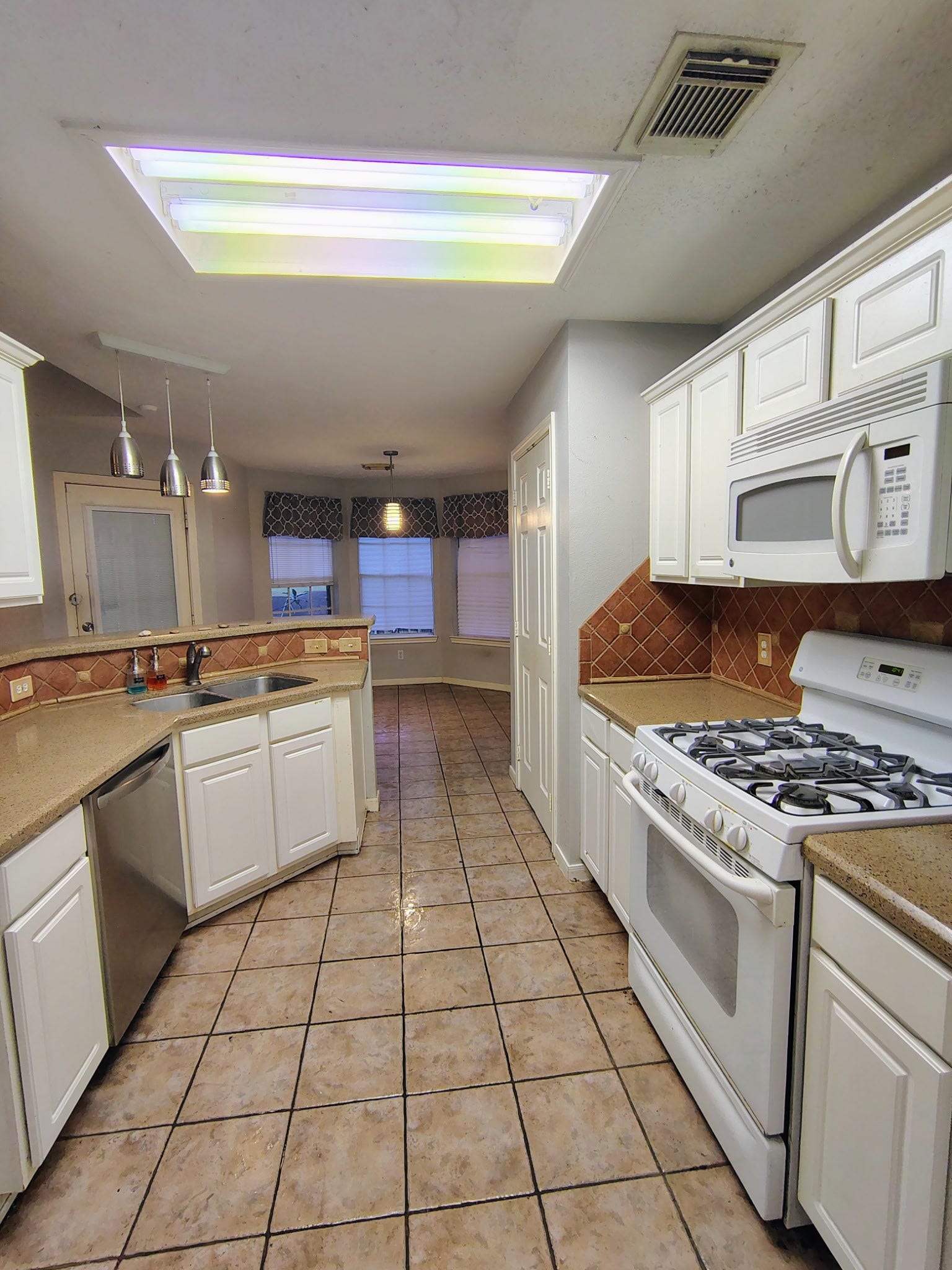 3443 Shore Shadows Drive, Crosby, TX 77532 Kitchen