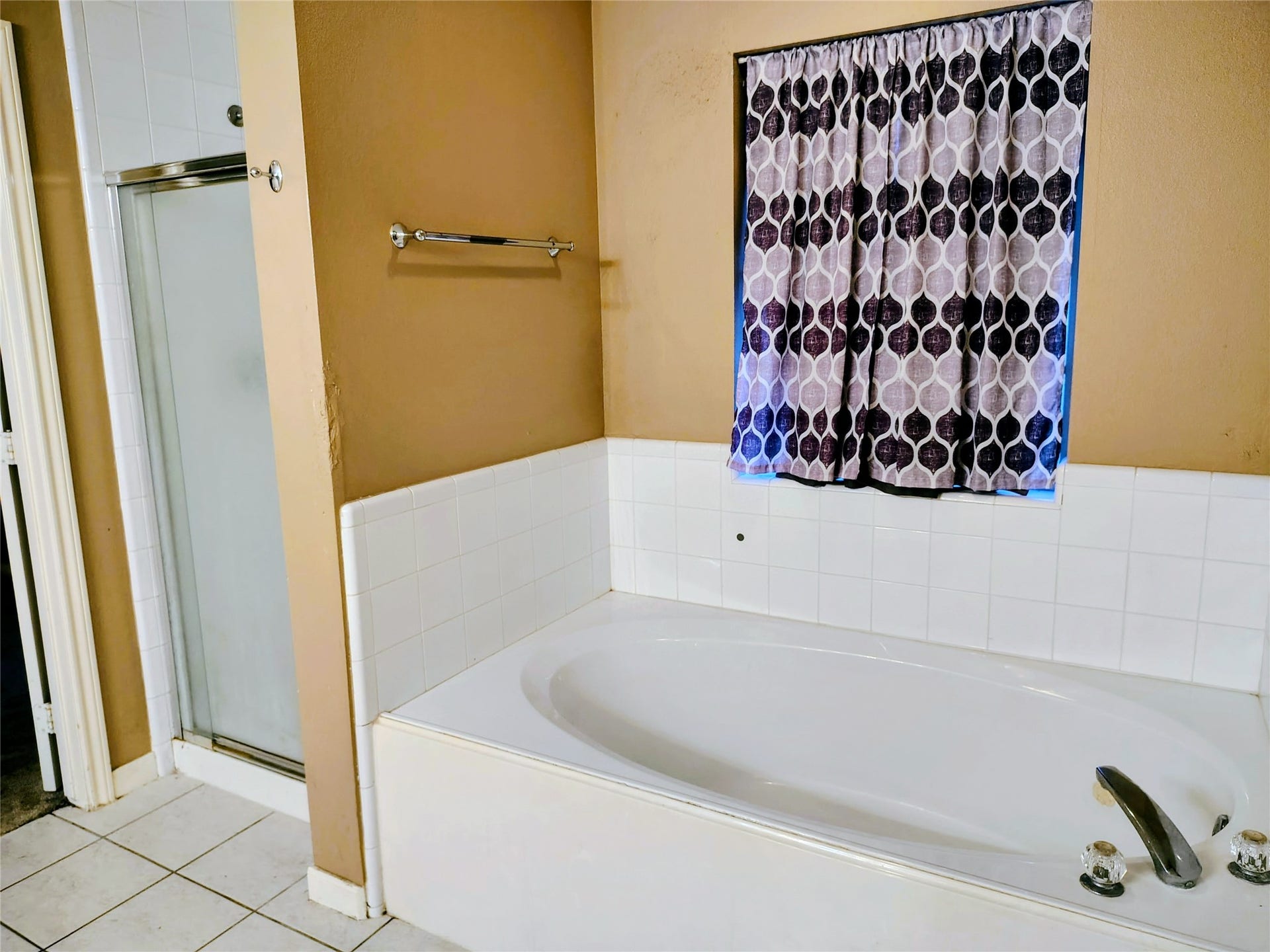 3443 Shore Shadows Drive, Crosby, TX 77532 Garden tub with separate shower